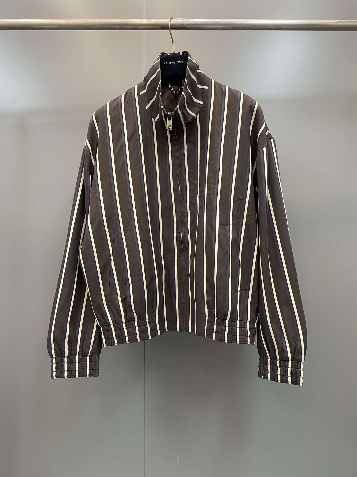 NO:784045,Lujia 26ss new LOUIS VUITTON × Pharrell Williams spring and summer show series stand-up collar striped long-sleeved jacket high version!  ,Louis Vuitton-clothing,louis vuitton,louis vuitton,louis vuitton,louis vuitton,jackets & coats,jackets & coats,19860909驴家26ss新款LOUIS VUITTON × Pharrell Williams 春夏秀场系列 立领条纹长袖夹克外套 高版本！,路易威登-服装,louis vuitton,louis vuitton,louis vuitton,louis vuitton,jackets & coats,jackets & coats,,Women's clothing
