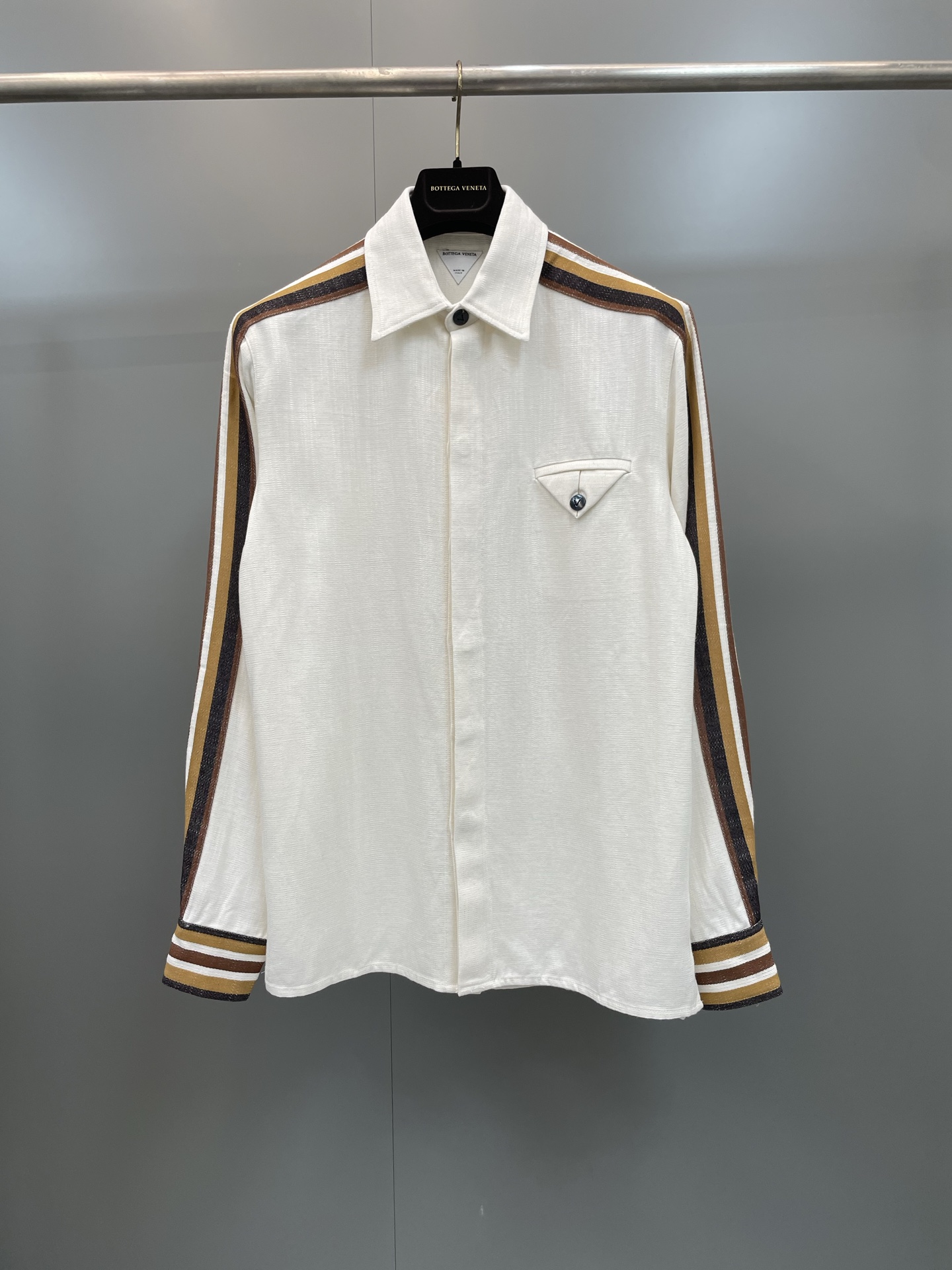 NO:784000,New BV Men's Textured Striped Sweatshirt, BV Solid Sweatshirt Shirt featuring textured Velcro stripe pattern, signature triangle pattern dot collar at chest, hidden button placket, long sleeves, single button cuffs, uneven ventilated side panels, back yoke, straight hem. Fabric: Linen!  ,Bottega Veneta-clothing,bottega veneta,bottega veneta,shirts,19860909新品BV男士纹理条纹运动衫,BV实心运动衫衬衫,饰有质感维可牢多条纹图案,胸前带有签名三角形图案点领口,隐藏式纽扣门襟,长袖,单按钮袖口,不平整的通风侧板 后轭,直边下摆.面料:亚麻！,葆蝶家-服装,bottega veneta,bottega veneta,shirts,,Women's clothing