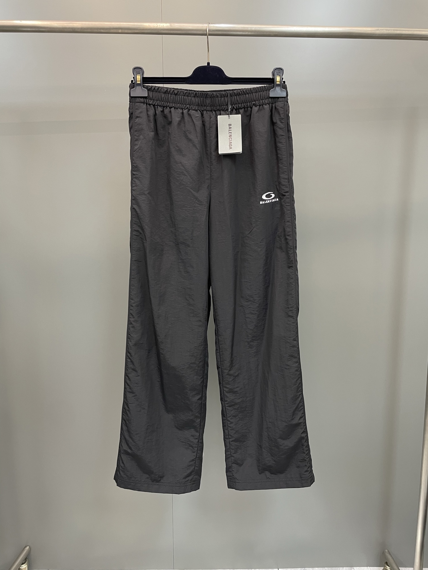 NO:783940,Balenciaga Technical Tracksuit black technical nylon trousers, technical nylon, elastic waist design, mesh lining, zipper pockets, embroidered with artwork, Balenciaga-clothing, balenciaga, balenciaga,19860909巴黎家Technical Tracksuit黑色科技锦纶长裤 科技锦纶 松紧腰设计 网眼内衬 拉链口袋 饰以艺术作品刺绣,巴黎世家-服装,balenciaga,balenciaga,,Women's clothing