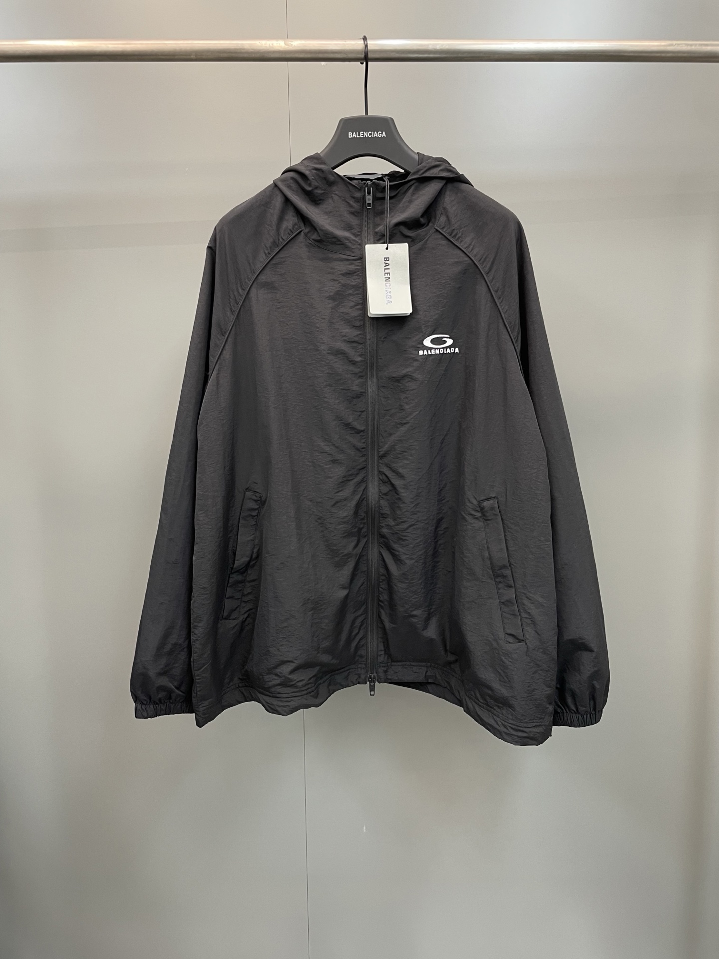 NO:783946,Technical Tracksuit black technical nylon jacket Technical nylon Hooded design High collar Two-way zipper closure Long raglan sleeves Contrast piping 2 zippered slant pockets 2 interior vertical zippered pockets Loop sports icon artwork embroidered on chest Adjustable drawstring at hem Elastic cuffs, Balenciaga - clothing, balenciaga, jackets & coats, hats,19860909Technical Tracksuit黑色科技锦纶夹克 科技锦纶 连帽设计 高领 双向拉链开合 长插肩袖 撞色滚边 2个拉链斜口袋 2个内部竖向拉链口袋 胸部饰以loop sports icon艺术作品刺绣 下摆设有可调节抽绳 弹性袖口,巴黎世家-服装,balenciaga,jackets & coats,hats,,Women's clothing