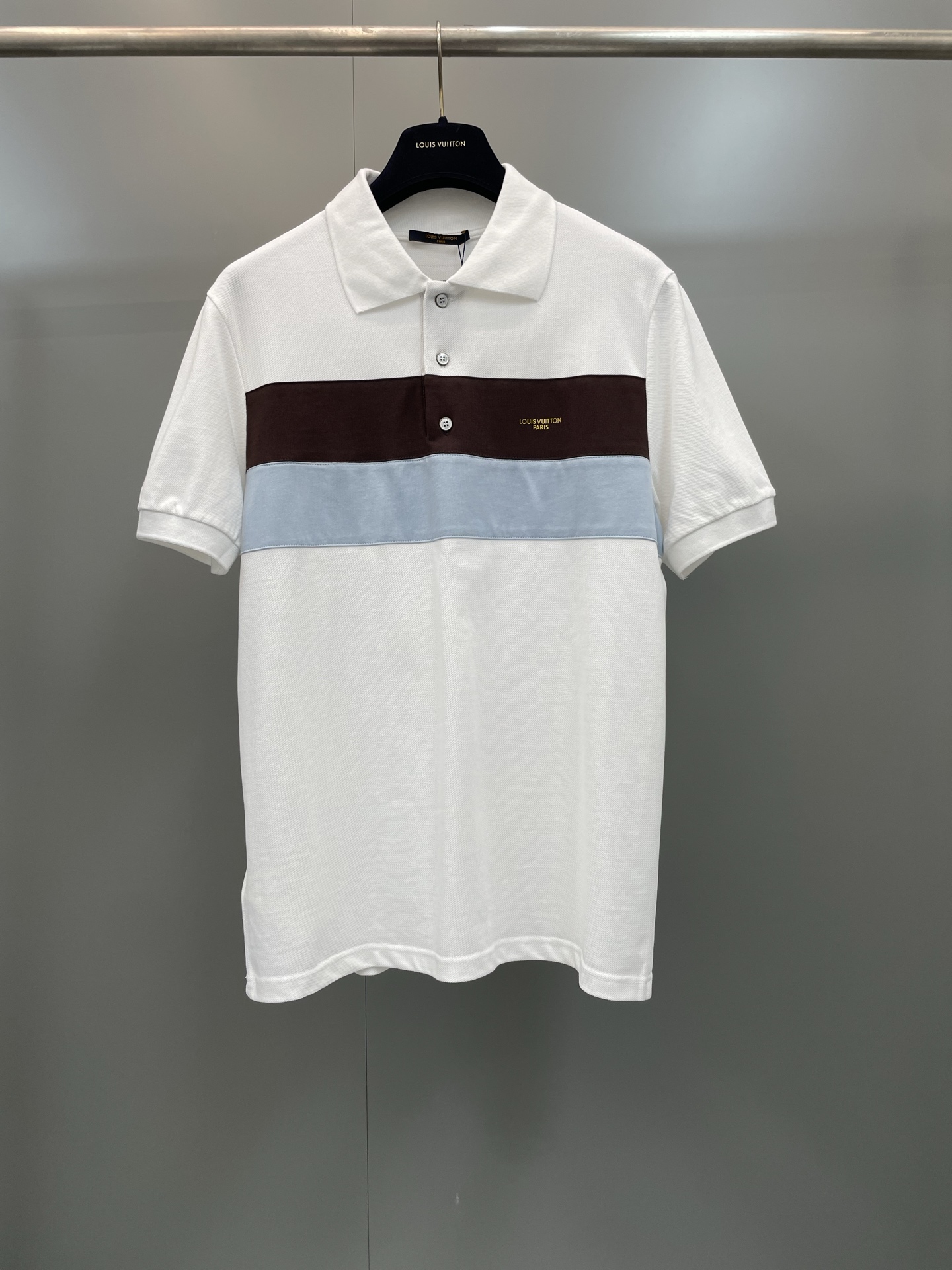 NO:783941,Lujia's original piqué cotton polo shirt is spliced with contrasting horizontal strips on the chest and the Louis Vuitton Paris logo is hot-stamped. The Marque L.Vuitton Déposée logo leather patch shows a touch of college style at the back. Standard fit cotton Ribbed collar Inlaid piqué cotton Three-button front Pearlescent buttons with metal base Hot-stamped logo on the chest Logo patch on the rear, Louis Vuitton - clothing, louis  vuitton,louis vuitton,louis vuitton,19860909驴家本款珠地棉马球衫在胸前拼接撞色横向条带,同时烫印路易威登巴黎标识.Marque L.Vuitton Déposée 标识皮革贴饰在背后展露一丝学院气息. 标准版型 棉 罗纹衣领 嵌饰珠地棉 三扣前襟 珠光纽扣,配有金属底座 胸前饰有烫印标识 后部配有标识贴饰,路易威登-服装,louis vuitton,louis vuitton,louis vuitton,,Women's clothing