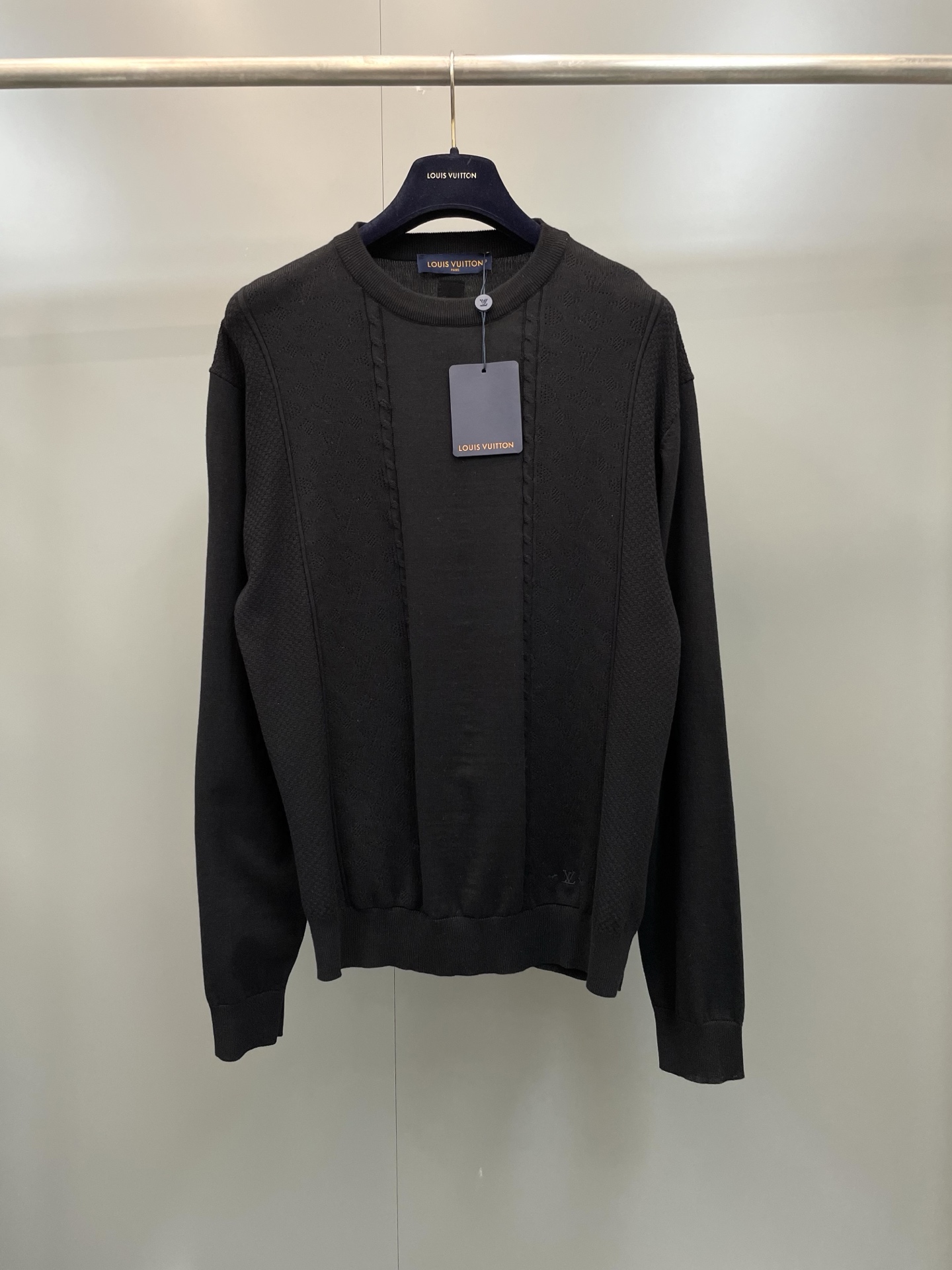 NO:783969,This long-sleeved crew neck shirt from Lvjia is made from luxurious silk-cotton blended knitted fabric with intricate mesh Monogram and Damier logos. Logo embroidery is embellished above the left hem and LV leather patch is decorated on the back. It can be worn with a suit or smart casual pants to add a modern style to the formal look. Standard fit Mesh logo stripe Logo embroidery above the left hem Ribbed collar, cuffs and hem  Leather logo patch on the back,Louis Vuitton-clothing,louis vuitton,louis vuitton,louis vuitton,louis vuitton,business suit,19860909驴家本款长袖圆领衫取材华美的丝棉混纺针织面料,呈现工致网眼 Monogram 和 Damier 标识.左侧下摆上方点缀标识刺绣,背面饰以 LV 皮革贴饰.可搭配西装或时尚休闲裤,为正装造型注入摩登风尚. 标准版型 网眼标识条纹 左侧下摆上方饰有标识刺绣 罗纹衣领、袖口和下摆 后部点缀皮革标识贴饰,路易威登-服装,louis vuitton,louis vuitton,louis vuitton,louis vuitton,business suit,,Women's clothing