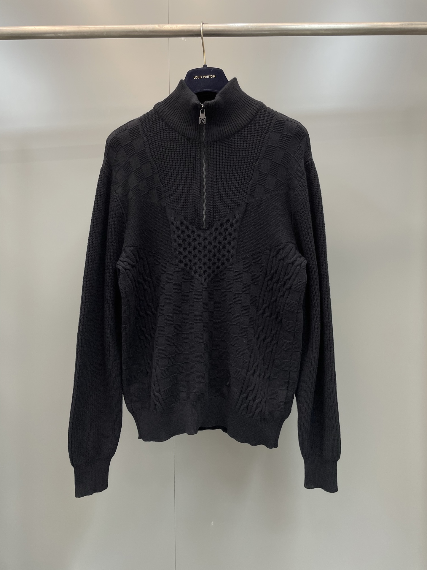 NO:783981,Lujia's half-zip pullover is made of technical cotton blended knitted fabric, with a rich texture of intarsia splicing woven with outstanding stitches. The body shows a Damier pattern, and the LV logo is embroidered above the left hem. It can be matched with other items in the same series to create an eye-catching urban look. Standard fit 59 cotton, 41 nylon Ribbed collar, cuffs and hem. Outstanding stitching interprets iconic elements  Half zipper closure,Louis Vuitton-clothing,louis vuitton,louis vuitton,louis vuitton,louis vuitton,19860909驴家本款半拉链套头衫取材科技棉质混纺针织,以出众针法织就嵌花拼接的丰富肌理.衣身呈现 Damier 图案,左侧下摆上方刺绣 LV 标识,可搭配同系列其他单品,演绎瞩目都市造型. 标准版型 59 棉,41 锦纶 罗纹衣领、袖口和下摆 出众针法演绎标志性元素 半拉链开合,路易威登-服装,louis vuitton,louis vuitton,louis vuitton,louis vuitton,,Women's clothing