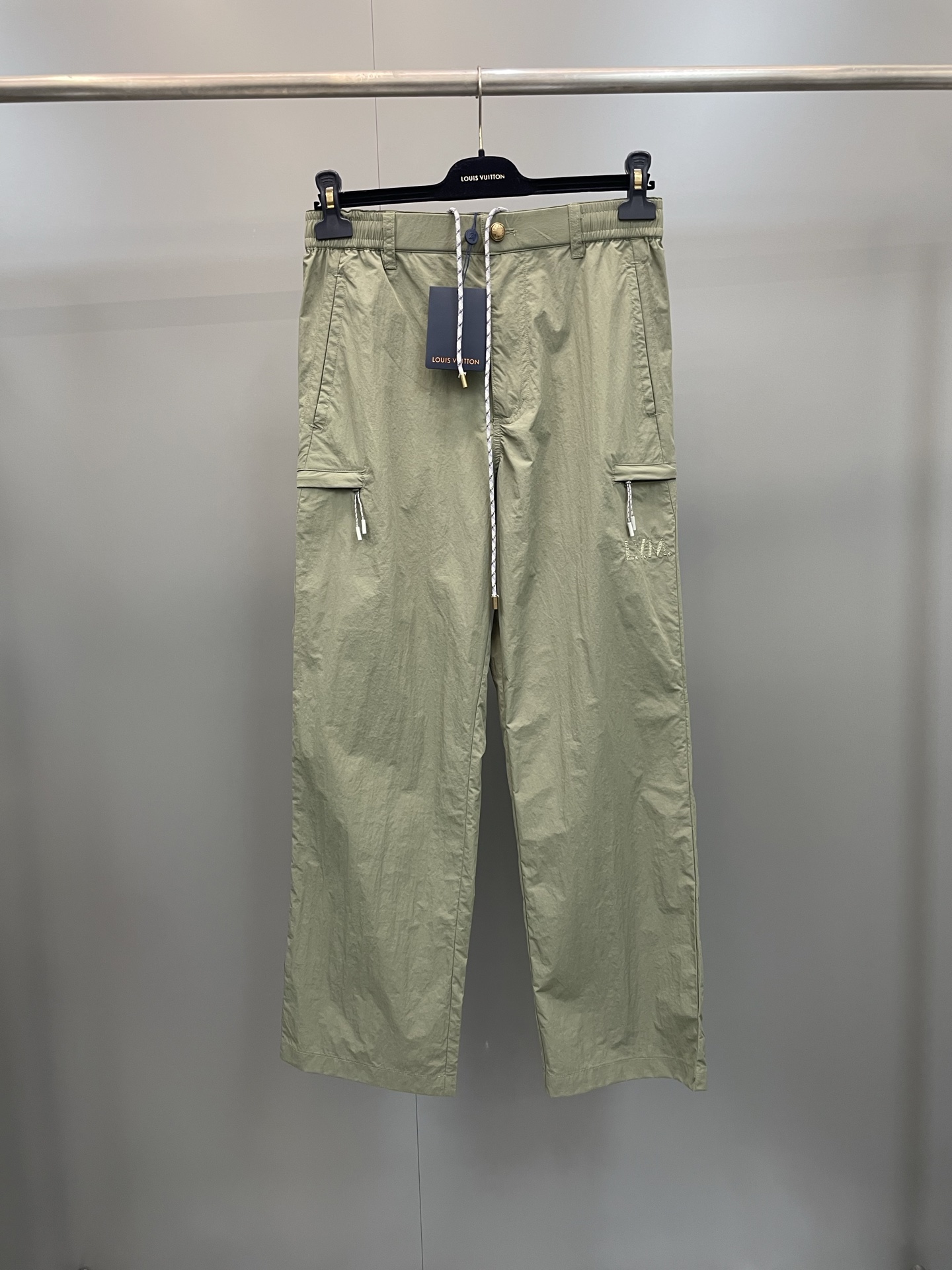 NO:783934,Lujia 26ss new technical overalls are full of mountaineering style from the 2026 spring and summer show. The elastic design of the back waist can be adjusted through the built-in drawstring, the L.V.M. Legacy logo embroidery is embellished on the left side, and multiple pockets highlight functional considerations., Louis Vuitton-clothing, louis vuitton, louis vuitton, louis vuitton,19860909驴家26ss新款科技工装裤洋溢 2026 春夏秀场的登山运动风范.后腰部的弹力设计可通过内置抽绳调节,L.V.M. Legacy 标识刺绣点缀左侧,多个口袋彰显功能考量.,路易威登-服装,louis vuitton,louis vuitton,louis vuitton,,Women's clothing