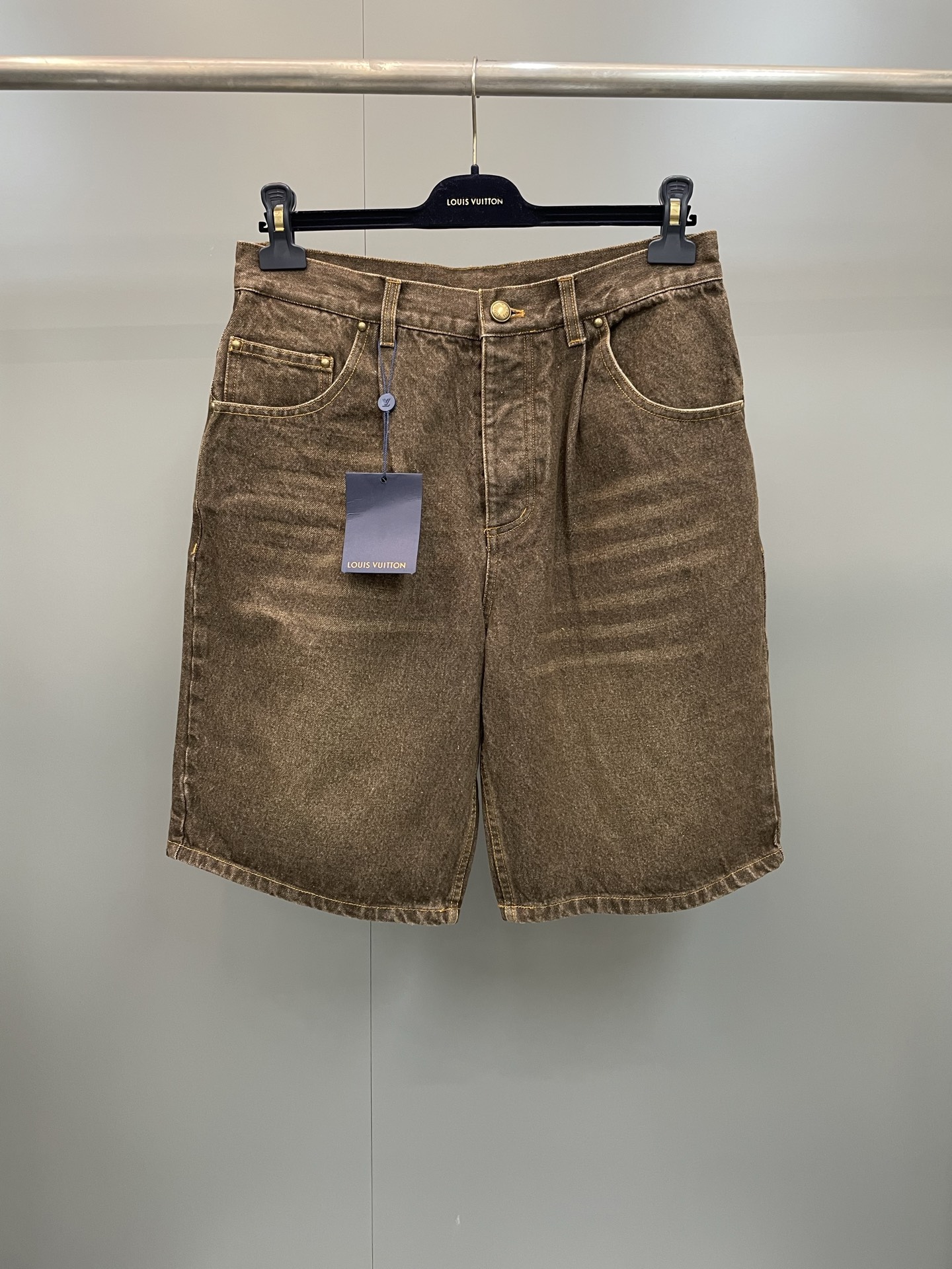 NO:783929,Lujia26’s new casual denim skateboard shorts are made of the iconic Coffee Indigo Denim fabric from the 2026 spring and summer show, which has been washed and distressed. The topstitching, distressed rivets and VVN leather belt loops reflect the brand’s tradition of box-making craftsmanship. The embroidered logo on the back pocket enhances the style, and the color easily echoes this season’s clothing!  ,Louis Vuitton-clothing,off white,louis vuitton,louis vuitton,louis vuitton,shorts,19860909驴家26新款休闲丹宁滑板短裤采用 2026 年春夏秀场标志性的 Coffee Indigo Denim 面料,经水洗做旧处理.明线、做旧感铆钉及 VVN 皮革腰带环体现品牌制箱工艺传统.后口袋刺绣标识提升造型感,色彩与本季服饰轻松呼应！,路易威登-服装,off white,louis vuitton,louis vuitton,louis vuitton,shorts,,Women's clothing