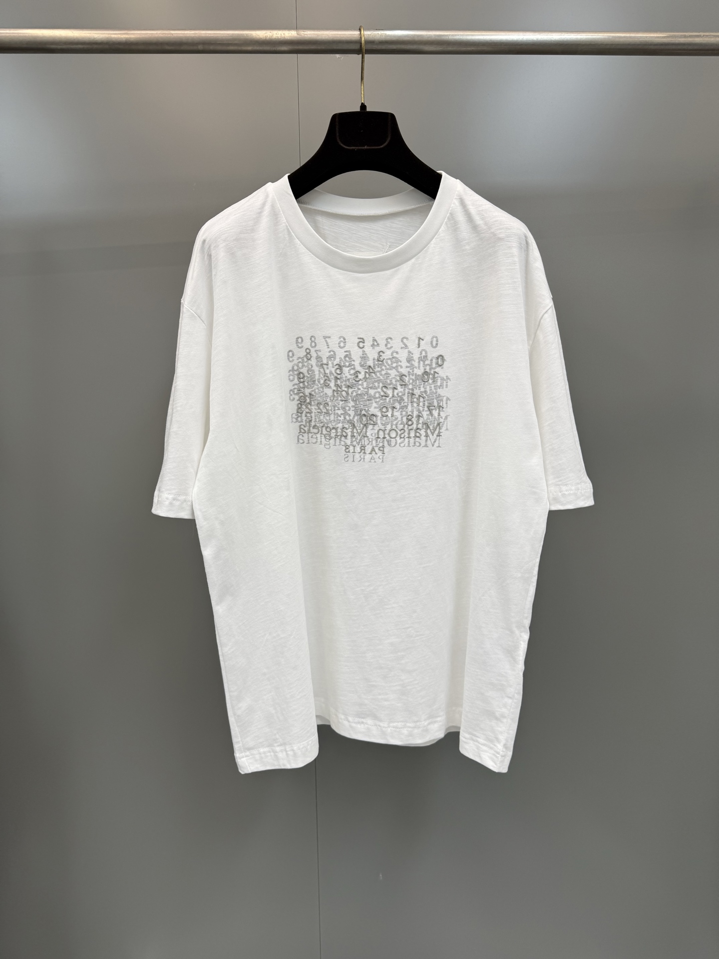 NO:783957,26ss margiela high version digital embroidery printed short sleeves, the fabric is made of 230g cotton, the new 5 margiela digital L0g0 short-sleeved T-shirt, celebrities from all walks of life are competing to wear it, it has become popular in the circle, the ultra-loose cut is moderate  The round neck and fashionable dropped shoulders are full of high street style and lazy casualness. The classic Margiela brand digital ogo embroidery print on the chest, the minimalist style reveals exaggerated recognition, and the interesting limited features are still the most popular fashion!  ,men's clothing,masion margiela,T-shirt,tees,t-shirt,1986090926ss马吉拉高版本数字刺绣印花短袖,面料采用230g全棉,新品5马吉拉数字L0g0短袖T恤,各路明星达人争相上身,已经火爆出圈,超廓形的宽松剪裁,适度的圆领,时髦的落肩,充满了高街风范与慵懒随性,胸前马吉拉经典的品牌数字ogo刺绣印花,极简风格中透露着夸张的辨识度,趣味性的限定特色,还是做最流行的时髦！,男装,masion margiela,T-shirt,tees，t-shirt,,Women's clothing