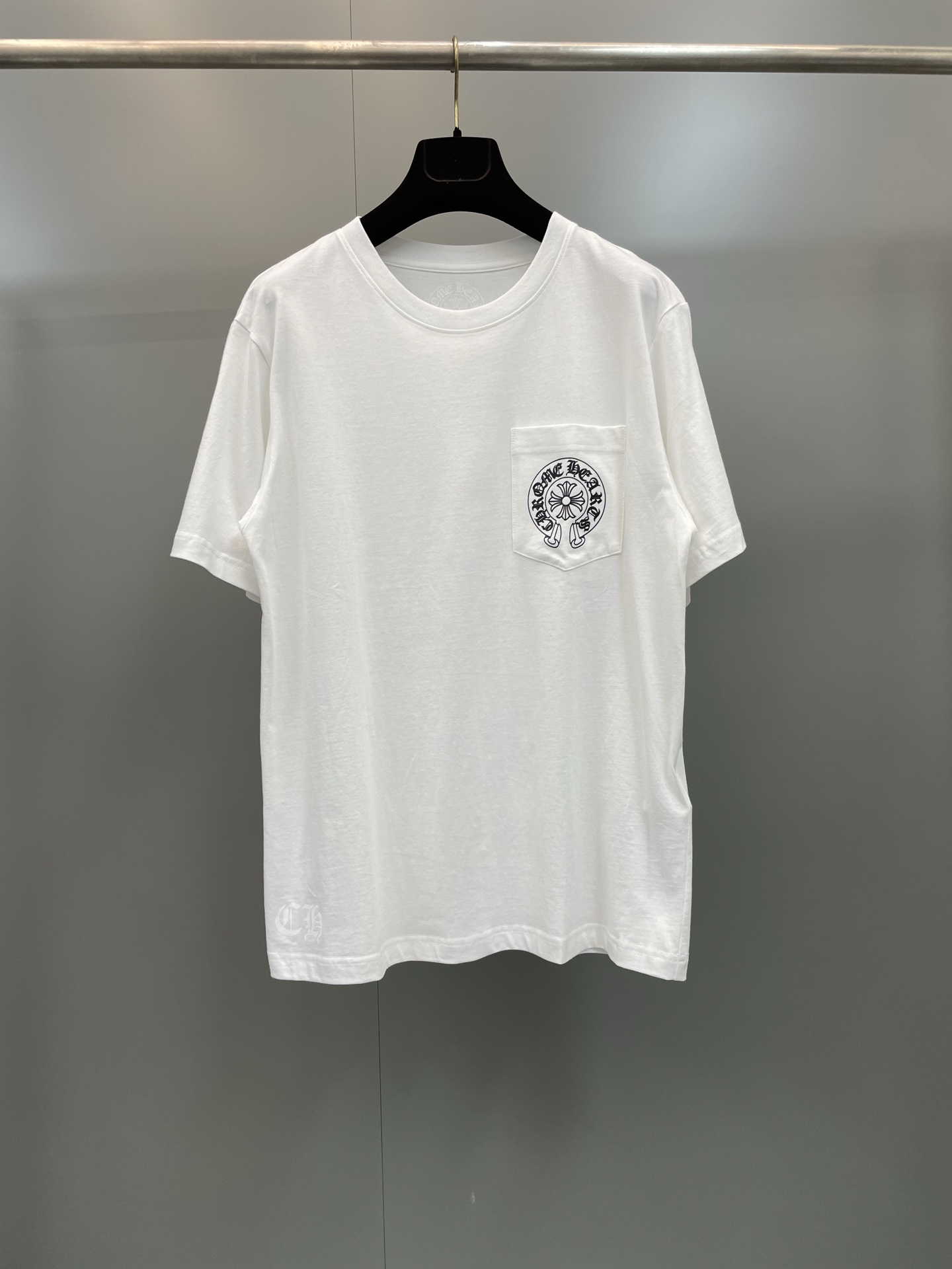 NO:783971,Chrome Heart 26ss Pocket Horseshoe Print Short Sleeve Original purchase and development, this Chrome  Hearts pocket printed short-sleeves are made of high-count double yarn cotton, with a weight of 280g. The fabric has been treated with pre-wash water to achieve a soft and skin-friendly touch. At the same time, it avoids shrinkage and fading problems from the root, and still maintains its shape after long-term wear.  The shape is crisp. The body adopts seamless cylindrical weaving technology, and there are no seams on the sides, so there is no sense of restraint when wearing it. The shoulders are classic dropped shoulders, with a loose body shape, suitable for all kinds of body shapes. The white totem print on the left chest pocket, choose  It is made with imported environmentally friendly paste and high-precision screen printing process. The printing has clear layers and saturated colors, and it is not easy to crack and fall off after repeated washing. The neckline adopts a double-needle reinforced edge design, with a customized threaded collar, which is durable and not easy to deform. The overall wiring follows luxury craftsmanship standards, the stitching is even and fine, and every detail shows ingenuity. The customized hardware and accessories are complete with three labels, restoring the classic texture of the brand. The overall wiring is straight and delicate, the fabric is comfortable and soft, and the color is consistent and without color difference.  Can be matched with the same style to create a fashionable look and control various occasions. Customized accessories, complete with three labels, same style for men and women., Chrome hearts-clothing, chrome hearts, chrome hearts, T-shirt,19860909克罗心26ss口袋马蹄印花短袖 原版购入开发,这款Chrome Hearts口袋印花短袖以高支双纱全棉为原料,克重达到280g,面料经预洗水工艺处理,实现柔软亲肤的触感同时,从根源避免缩水、褪色问题,久穿依旧保持版型挺括.衣身采用无缝圆筒织造技术,侧边无拼接缝线,穿着时无束缚感,肩部为经典落肩剪裁,搭配宽松的衣身版型,适配各类身形.左胸口袋处的白色色图腾印花,选用进口环保浆料,通过高精度丝网印工艺制作,印花层次分明、色彩饱和,反复洗涤也不易开裂脱落.领口采用双针加固包边设计,搭配定制螺纹领圈,耐穿不易变形,整体走线遵循奢侈品工艺标准,针脚均匀细密,每一处细节都彰显匠心,定制五金辅料与三标齐全,还原品牌经典质感.整体走线平直细腻,面料舒适柔软,颜色一致无色差 能与同款搭配营造时尚造型,驾驭各种场合,定制辅料,三标齐全,男女同款.,克罗心-服装,chrome hearts,chrome hearts,T-shirt,,Women's clothing