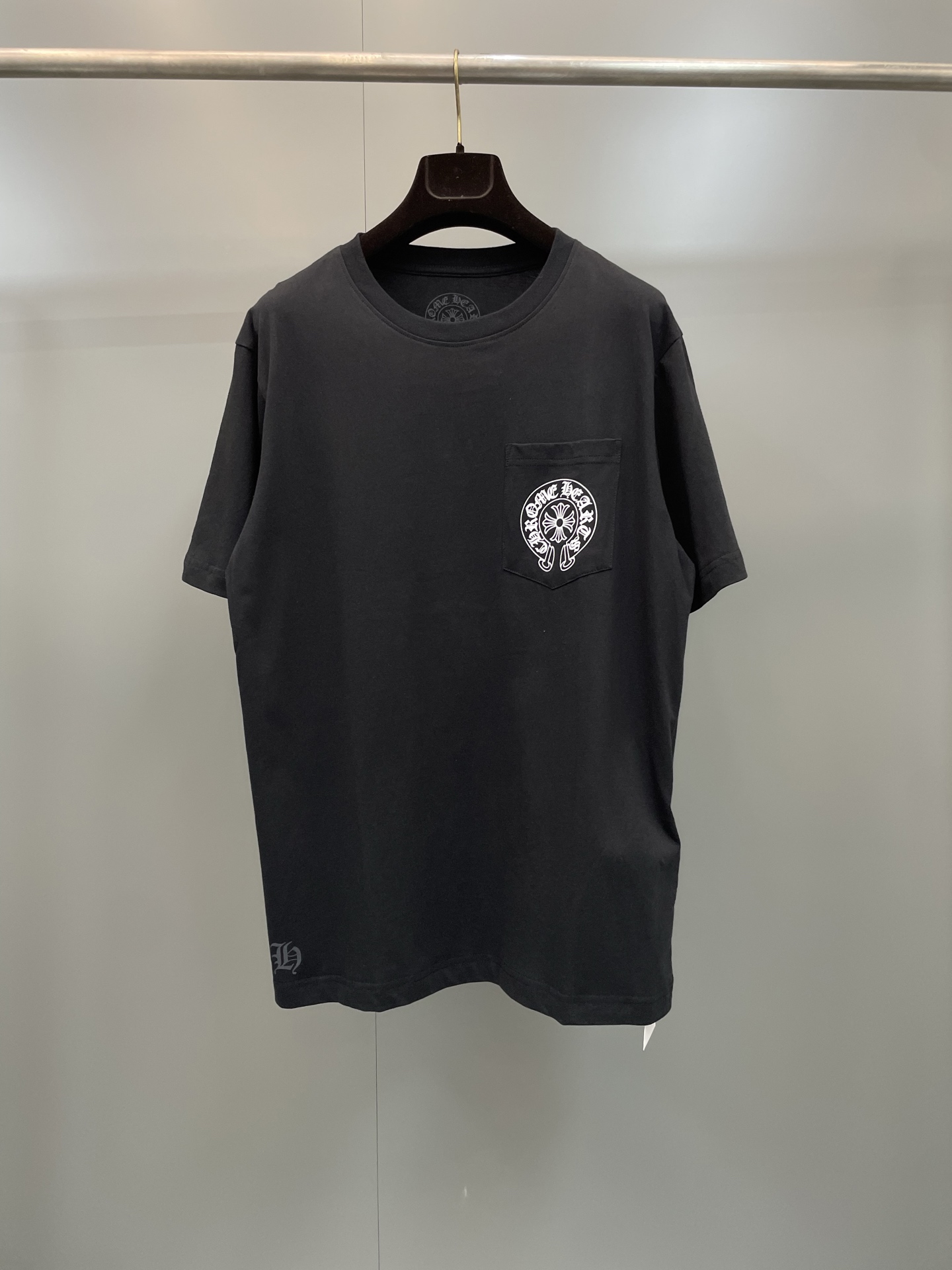 NO:783983,Chrome Heart 26ss Pocket Horseshoe Print Short Sleeve Original purchase and development, this Chrome  Hearts pocket printed short-sleeves are made of high-count double yarn cotton, with a weight of 280g. The fabric has been treated with pre-wash water to achieve a soft and skin-friendly touch. At the same time, it avoids shrinkage and fading problems from the root, and still maintains its shape after long-term wear.  The shape is crisp. The body adopts seamless cylindrical weaving technology, and there are no seams on the sides, so there is no sense of restraint when wearing it. The shoulders are classic dropped shoulders, with a loose body shape, suitable for all kinds of body shapes. The white totem print on the left chest pocket, choose  It is made with imported environmentally friendly paste and high-precision screen printing process. The printing has clear layers and saturated colors, and it is not easy to crack and fall off after repeated washing. The neckline adopts a double-needle reinforced edge design, with a customized threaded collar, which is durable and not easy to deform. The overall wiring follows luxury craftsmanship standards, the stitching is even and fine, and every detail shows ingenuity. The customized hardware and accessories are complete with three labels, restoring the classic texture of the brand. The overall wiring is straight and delicate, the fabric is comfortable and soft, and the color is consistent and without color difference.  Can be matched with the same style to create a fashionable look and control various occasions. Customized accessories, complete with three labels, same style for men and women., Chrome hearts-clothing, chrome hearts, chrome hearts, T-shirt,19860909克罗心26ss口袋马蹄印花短袖 原版购入开发,这款Chrome Hearts口袋印花短袖以高支双纱全棉为原料,克重达到280g,面料经预洗水工艺处理,实现柔软亲肤的触感同时,从根源避免缩水、褪色问题,久穿依旧保持版型挺括.衣身采用无缝圆筒织造技术,侧边无拼接缝线,穿着时无束缚感,肩部为经典落肩剪裁,搭配宽松的衣身版型,适配各类身形.左胸口袋处的白色色图腾印花,选用进口环保浆料,通过高精度丝网印工艺制作,印花层次分明、色彩饱和,反复洗涤也不易开裂脱落.领口采用双针加固包边设计,搭配定制螺纹领圈,耐穿不易变形,整体走线遵循奢侈品工艺标准,针脚均匀细密,每一处细节都彰显匠心,定制五金辅料与三标齐全,还原品牌经典质感.整体走线平直细腻,面料舒适柔软,颜色一致无色差 能与同款搭配营造时尚造型,驾驭各种场合,定制辅料,三标齐全,男女同款.,克罗心-服装,chrome hearts,chrome hearts,T-shirt,,Women's clothing