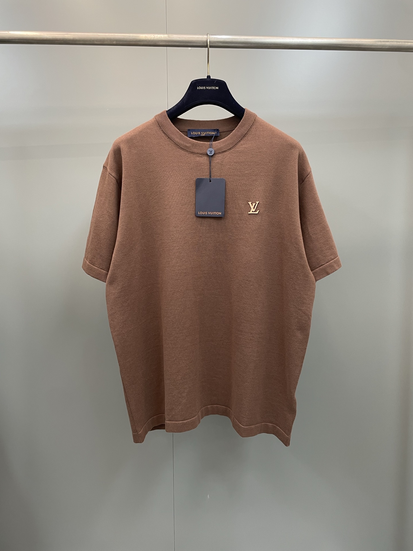 NO:783953,Lujia Louis Vuitton fashionable casual round neck knitted short sleeves!  The entire garment is made of jersey knitting!  The classic brand logo is embellished with offset printing and is three-dimensional and vivid!  Pure cotton material is soft, delicate, comfortable and breathable!  Clean, simple, low-key, luxurious and high-end!  The texture and quality of knitting technology are unmatched by cotton T-shirts!  The version adopts a slightly loose and classic style with a touch of old money style, taking into account light business, low-key luxury and connotation!  High version,Louis Vuitton-clothing,louis vuitton,louis vuitton,louis vuitton,T-shirt,tees,t-shirt,19860909驴家路易威登时尚休闲圆领针织短袖！ 成衣整体采用平针针织工艺！经典品牌logo点缀胶印立体生动！纯棉材质柔软细腻舒适透气！ 干净简约低调奢华高级感拉满！ 针织工艺质感和品质是棉T恤无法比拟的！ 版型采用微宽松经典略带老钱气质、兼顾轻商务低调奢华有内涵！ 高版本,路易威登-服装,louis vuitton,louis vuitton,louis vuitton,T-shirt,tees，t-shirt,,Women's clothing