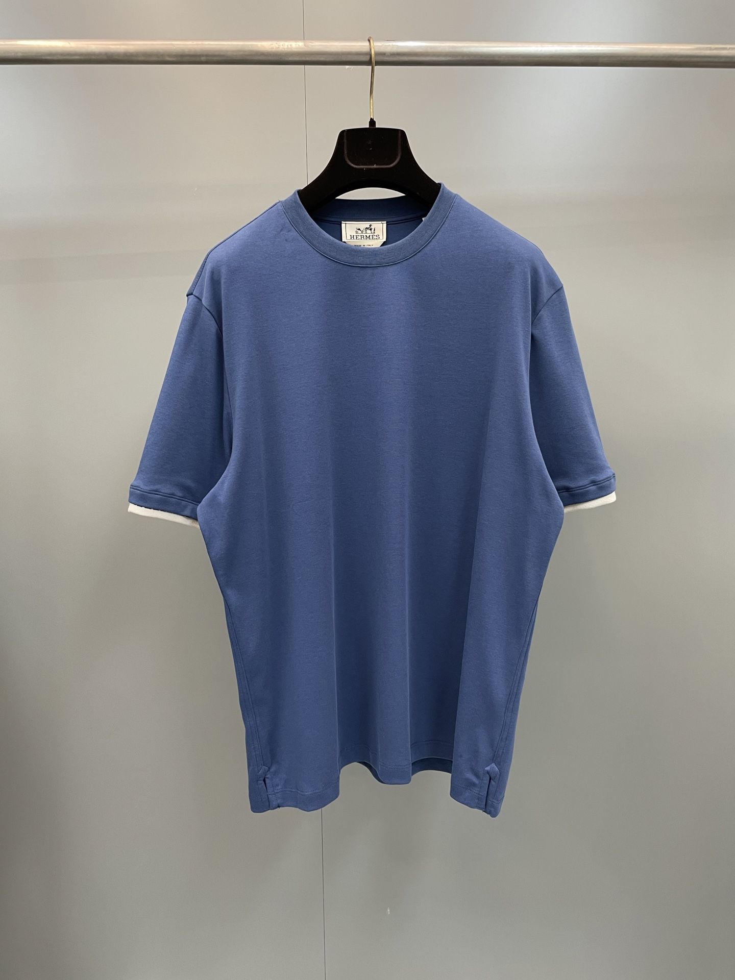 NO:784003,New HE 'Piqures sellier' ingot blue T-shirt, cotton short-sleeved round neck T-shirt, decorated with 'Piqures sellier' details, contrasting double-layer ruffled two-color sleeves, decorated with 'Piqures sellier' details. Fabric cotton, Hermès-clothing, hermes, T-shirt, tees, t-shirt,19860909新品HE“Piqures sellier”锭蓝T恤,全棉短袖圆领T恤,饰有“Piqures sellier”细节,撞色双层褶边双色衣袖,饰有“Piqures sellier”细节.面料棉,爱马仕-服装,hermes,T-shirt,tees，t-shirt,,Women's clothing