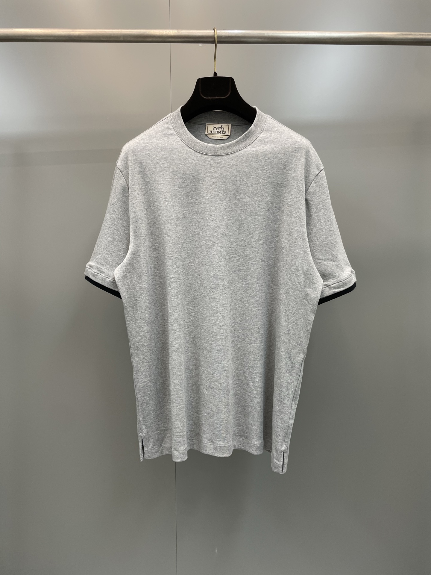 NO:783999,New HE 'Piqures sellier' gray T-shirt, cotton short-sleeved round neck T-shirt, decorated with 'Piqures sellier' details, contrasting double-layer ruffled two-color sleeves, decorated with 'Piqures sellier' details. Fabric cotton, Hermès-clothing, hermes, T-shirt, tees, t-shirt,19860909新品HE“Piqures sellier”灰色T恤,全棉短袖圆领T恤,饰有“Piqures sellier”细节,撞色双层褶边双色衣袖,饰有“Piqures sellier”细节.面料棉,爱马仕-服装,hermes,T-shirt,tees，t-shirt,,Women's clothing