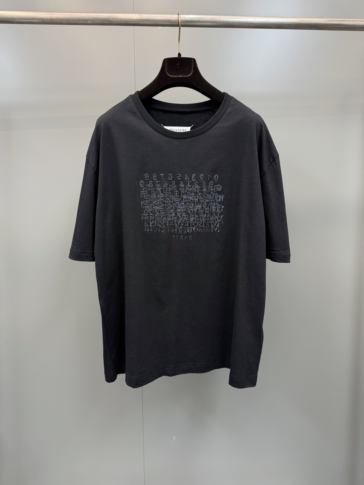 NO:783945,26ss margiela high version digital embroidery printed short sleeves, the fabric is made of 230g cotton, the new 5 margiela digital L0g0 short-sleeved T-shirt, celebrities from all walks of life are competing to wear it, it has become popular in the circle, the ultra-loose cut is moderate  The round neck and fashionable dropped shoulders are full of high street style and lazy casualness. The classic Margiela brand digital ogo embroidery print on the chest, the minimalist style reveals exaggerated recognition, and the interesting limited features are still the most popular fashion!  ,men's clothing,masion margiela,T-shirt,tees,t-shirt,1986090926ss马吉拉高版本数字刺绣印花短袖,面料采用230g全棉,新品5马吉拉数字L0g0短袖T恤,各路明星达人争相上身,已经火爆出圈,超廓形的宽松剪裁,适度的圆领,时髦的落肩,充满了高街风范与慵懒随性,胸前马吉拉经典的品牌数字ogo刺绣印花,极简风格中透露着夸张的辨识度,趣味性的限定特色,还是做最流行的时髦！,男装,masion margiela,T-shirt,tees，t-shirt,,Women's clothing
