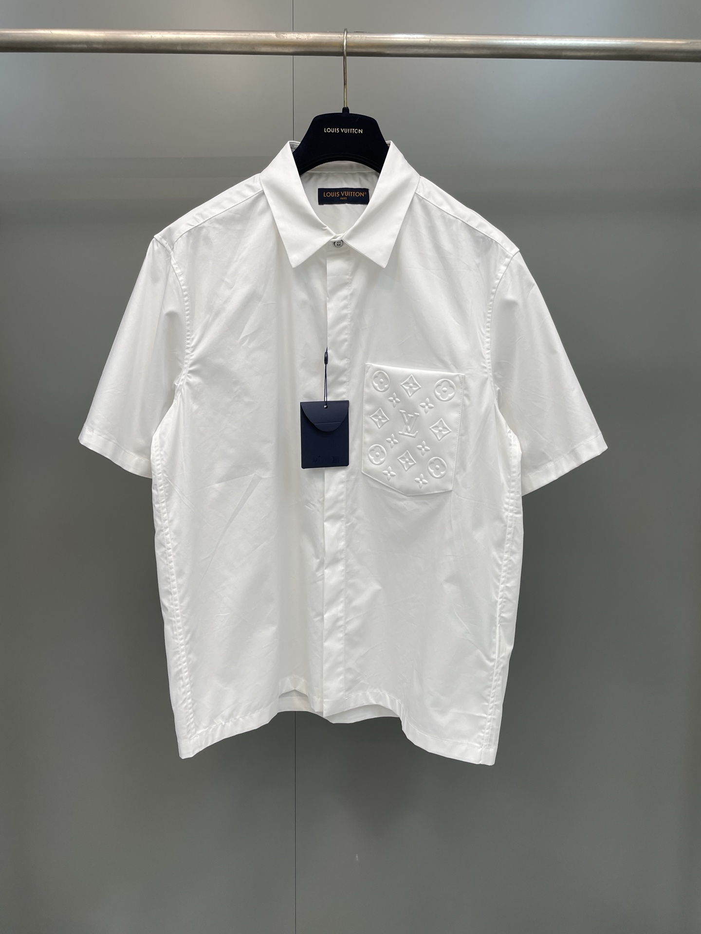 NO:786764,Lujia 26ss new short-sleeved shirt injects a sense of fashion into all styles. It is made of smooth cotton poplin and has a hidden front button to create a simple and neat effect. The chest patch pocket is embossed with a Monogram pattern, adding an elegant brand atmosphere to this classic item, making it easy to travel between casual and formal occasions., Louis Vuitton - Clothing, louis vuitton, louis vuitton, louis vuitton, shirts, T-shirt,19860909驴家 26ss新款短袖衬衫为各类造型注入时尚感.采用顺滑棉质府绸制成,隐扣前襟营造简洁利落效果.胸前贴袋压印 Monogram 图案,为这件经典单品增添了优雅的品牌气息,轻松游走于休闲与正式场合.,路易威登-服装,louis vuitton,louis vuitton,louis vuitton,shirts,T-shirt,,Women's clothing