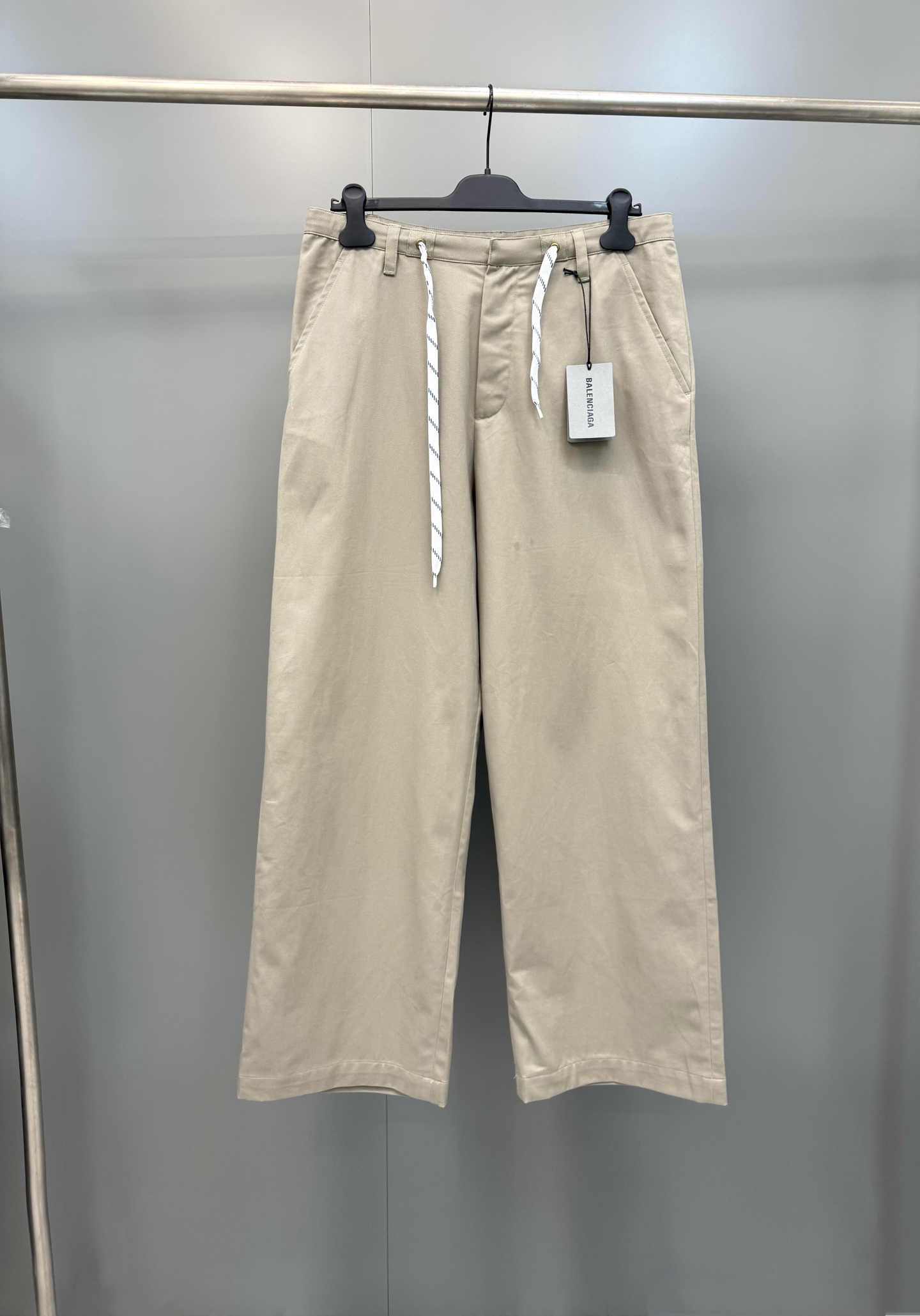 NO:786745,Balenciaga loose fit beige cotton twill trousers Cotton twill fabric Chino design Invisible zipper fly with 1 snap button 5 belt loops Drawstring waistband 2 front diagonal pockets 2 back buttoned piping pockets High version, Balenciaga-clothing, balenciaga, balenciaga,19860909巴黎家宽松版 米色棉斜纹长裤 棉斜纹面料 Chino设计 隐形拉链门襟,配以1枚按扣 5个腰带袢 抽绳腰头 2个正面斜口袋 2个背面纽扣滚边口袋 高版本,巴黎世家-服装,balenciaga,balenciaga,,Women's clothing
