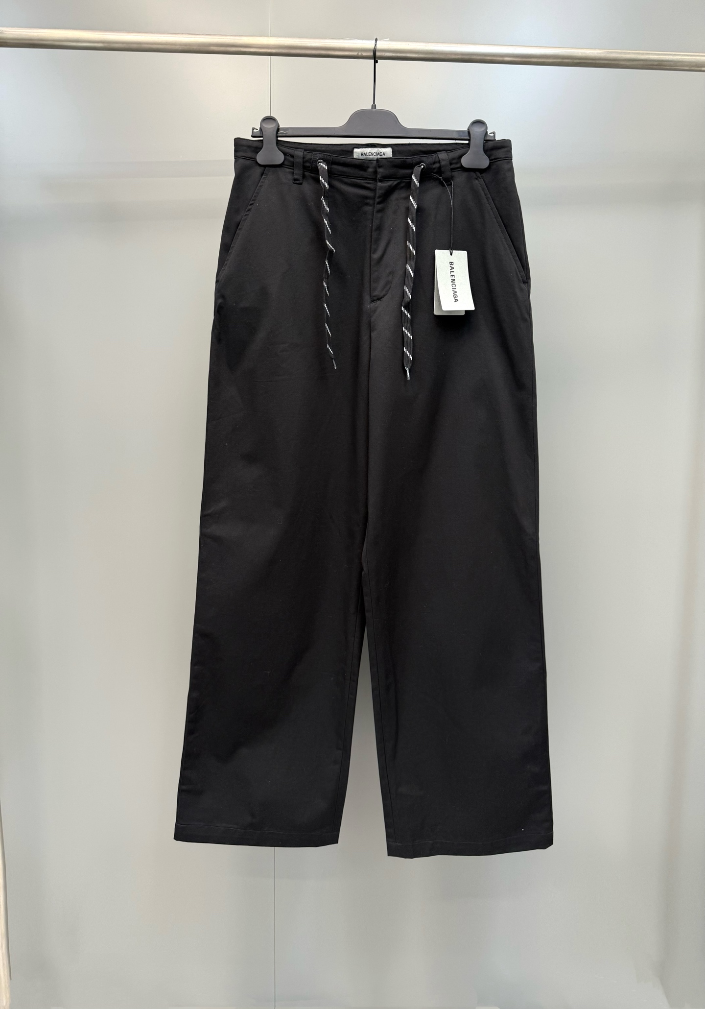 NO:786755,Balenciaga loose fit Chino black cotton twill trousers, cotton twill fabric Chino design, invisible zipper fly with 1 snap button, 5 belt loops, drawstring waistband, 2 front diagonal pockets, 2 back buttoned piping pockets, Balenciaga - Clothing, balenciaga, balenciaga,19860909巴黎家 宽松版Chino黑色棉斜纹长裤 棉斜纹面料 Chino设计 隐形拉链门襟,配以1枚按扣 5个腰带袢 抽绳腰头 2个正面斜口袋 2个背面纽扣滚边口袋,巴黎世家-服装,balenciaga,balenciaga,,Women's clothing