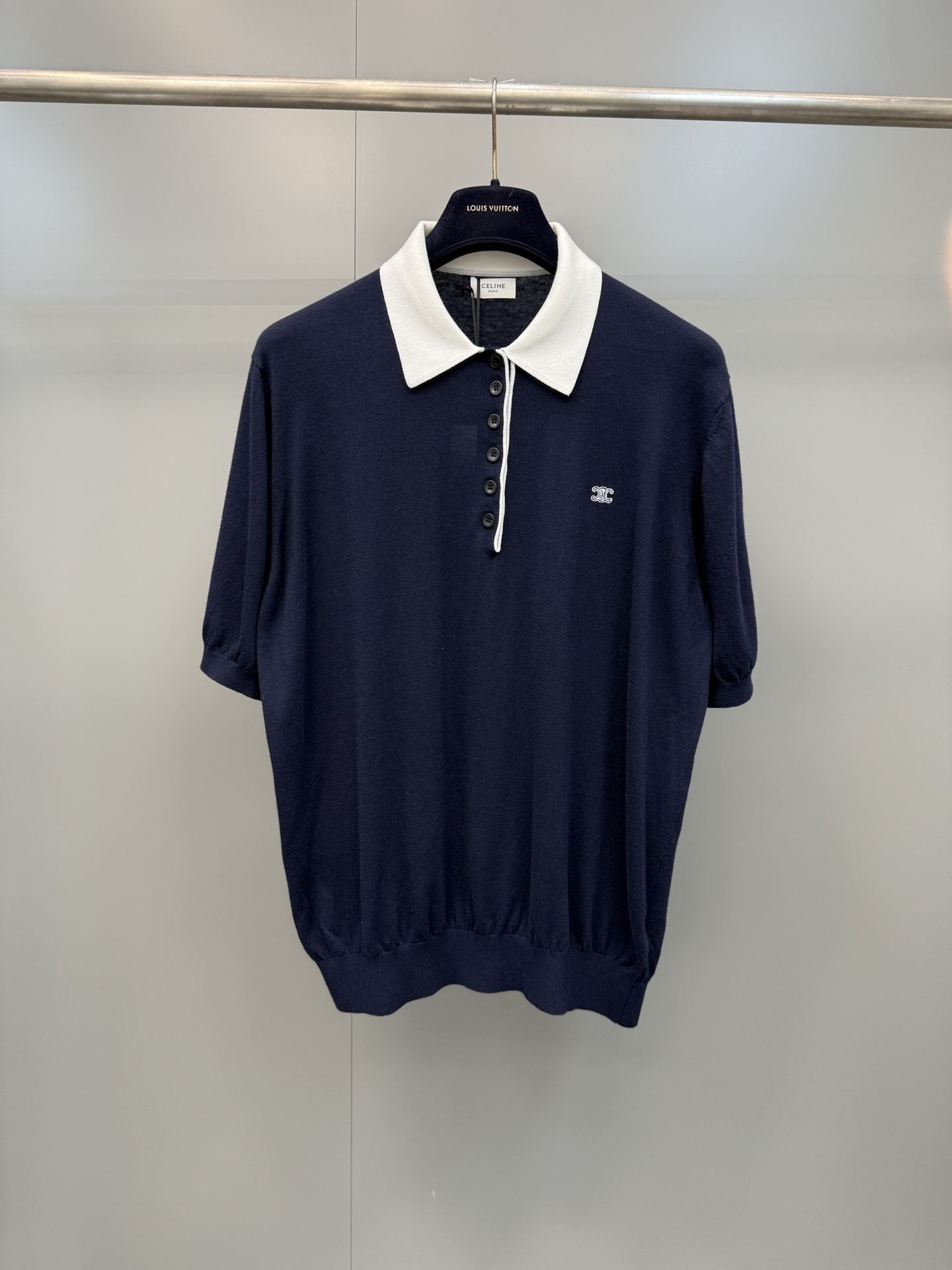 NO:786785,Celine 26ss new solid color button with logo, brand embroidered T-shirt short-sleeved Polo shirt, same style for men and women, Celine-clothing, celine, T-shirt, tees, t-shirt,19860909赛琳 26ss新款纯色纽扣带标志,品牌刺绣T恤短袖 Polo衫 男女同款,赛琳-服装,celine,T-shirt,tees，t-shirt,,Women's clothing