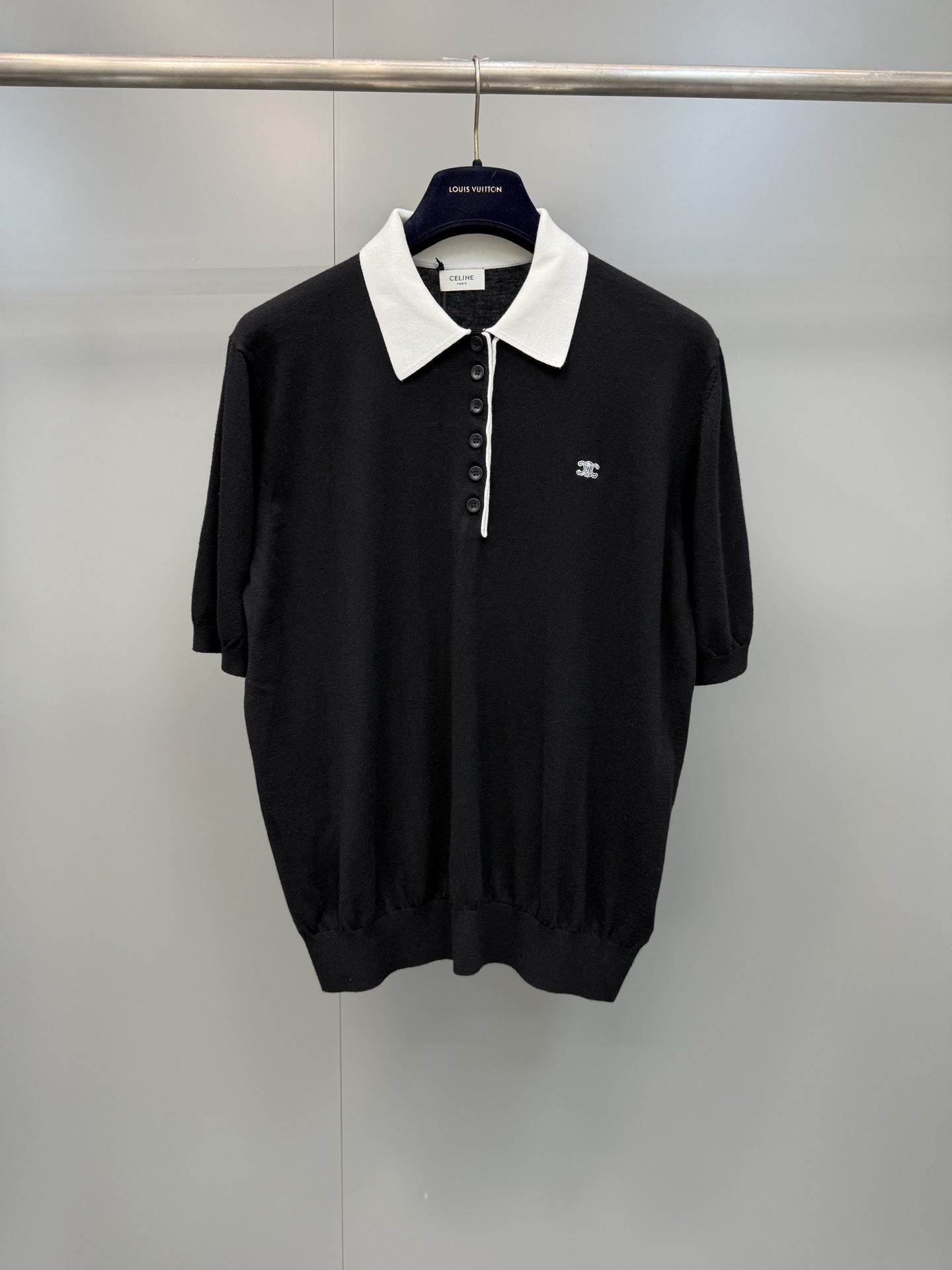 NO:786740,Celine 26ss new solid color button with logo, brand embroidered T-shirt short-sleeved Polo shirt, same style for men and women, high version., Celine-clothing, celine, T-shirt, tees, t-shirt,19860909赛琳26ss新款纯色纽扣带标志,品牌刺绣T恤短袖 Polo衫 男女同款 高版本.,赛琳-服装,celine,T-shirt,tees，t-shirt,,Women's clothing