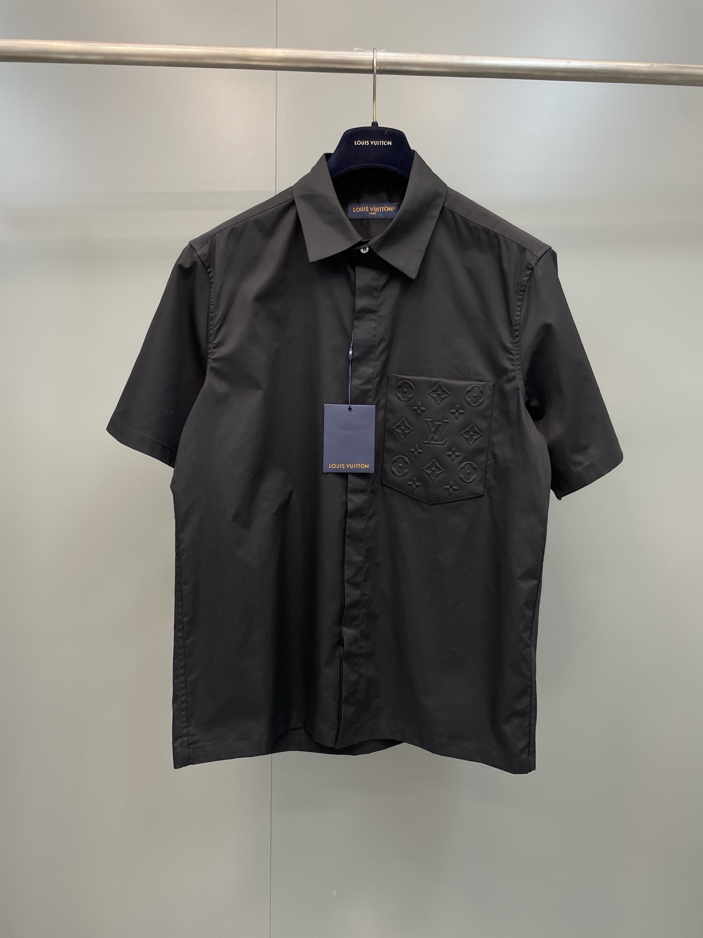 NO:786759,Lujia's new short-sleeved shirt injects a sense of style into various looks. Made of smooth cotton poplin, the hidden front button creates a simple and neat effect. The chest patch pocket is embossed with a Monogram pattern, adding an elegant brand atmosphere to this classic item, making it easy to travel between casual and formal occasions., Louis Vuitton-Clothing, louis vuitton, louis vuitton, louis vuitton, shirts, T-shirt,19860909驴家 新款短袖衬衫为各类造型注入时尚感.采用顺滑棉质府绸制成,隐扣前襟营造简洁利落效果.胸前贴袋压印 Monogram 图案,为这件经典单品增添了优雅的品牌气息,轻松游走于休闲与正式场合.,路易威登-服装,louis vuitton,louis vuitton,louis vuitton,shirts,T-shirt,,Women's clothing
