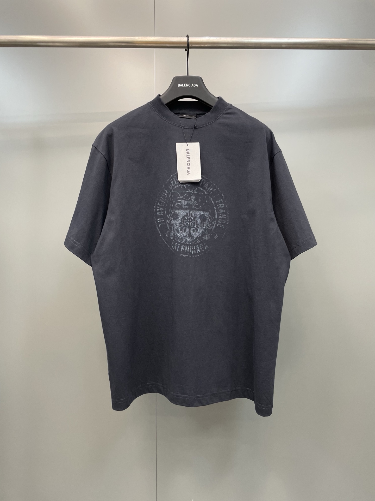 NO:818486,Balenciaga 26SS distressed badge printed short sleeves, no color difference, the fabric has been fermented and washed, not easy to shrink and deform, distressed spray medal printing, customized 11 trademarks, all three labels, Balenciaga-clothing, balenciaga, T-shirt,19860909巴黎世家26SS做旧徽章印花短袖,无色差,面料经过酵洗,不易缩水变形,做旧喷涂圆章印花,定制11商标,三标齐,巴黎世家-服装,balenciaga,T-shirt,,Women's clothing