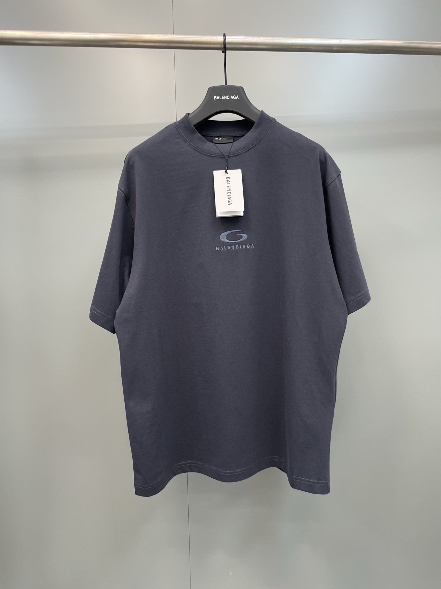 NO:818468,Balenciaga 25SS circular embroidery short sleeves, made of 240 grams of fine cotton jersey fabric, matching 300 grams of stretch ribs, co-dyed in the same vat, no color difference, imported Tajima embroidery, more three-dimensional, restore the original version, fermentation wash of the fabric, not easy to shrink and deform, customized original three-label, loose version, the same style as the stars!  ,Balenciaga-clothing,balenciaga,T-shirt,19860909巴黎世家 25SS环形刺绣短袖,采用精疏棉平纹针织面料240克,配套拉架罗纹300克,同缸共染,无色差,进口田岛刺绣,更加立体,还原原版,面料酵洗,不易缩水变形,定制原版三标,宽松版型,明星同款！,巴黎世家-服装,balenciaga,T-shirt,,Women's clothing