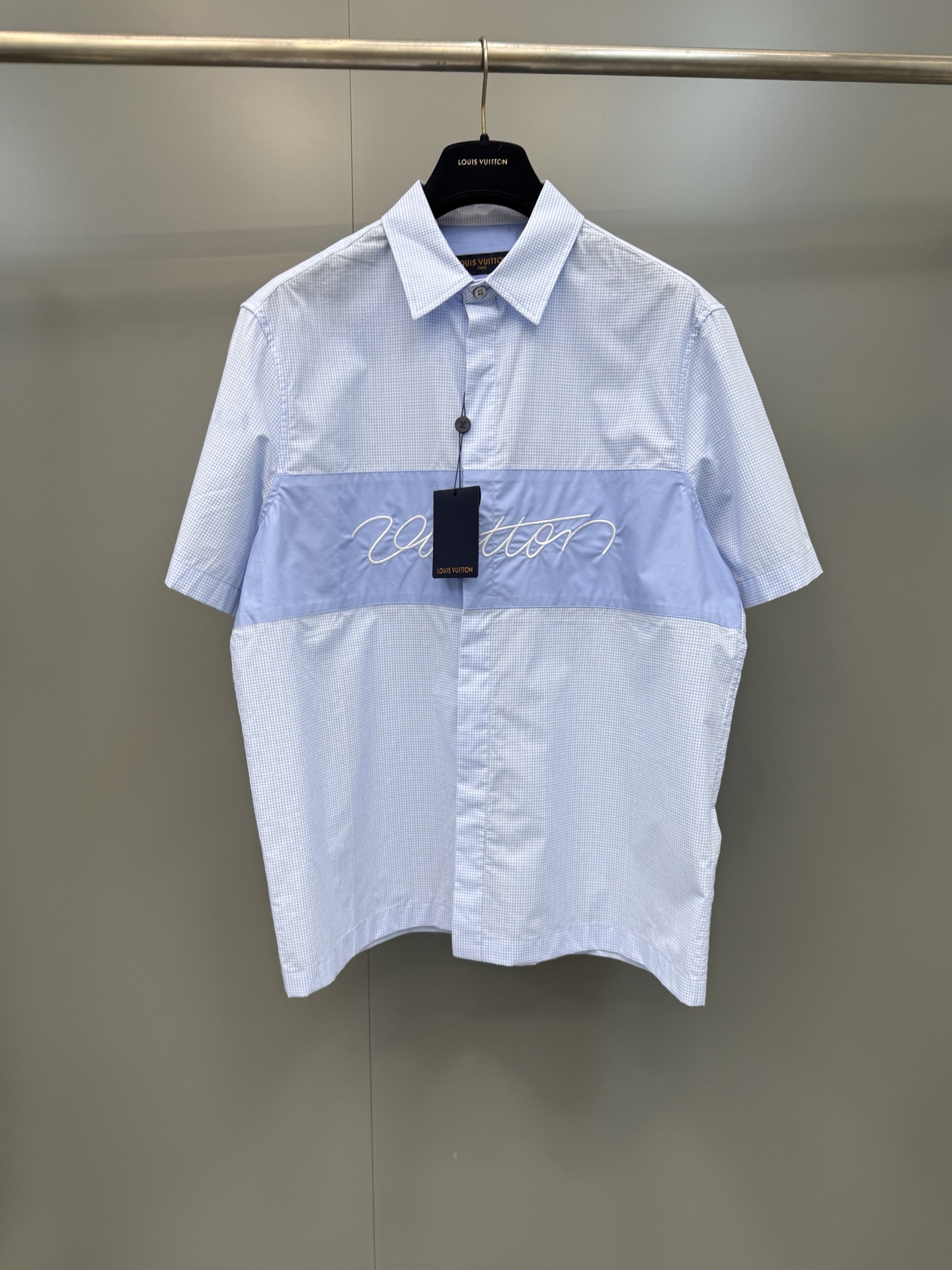 NO:818333,Lujia 26ss new spring series micro plaid embroidered logo short-sleeved shirt,Louis Vuitton-clothing,louis vuitton,louis vuitton,louis vuitton,shirts,T-shirt,19860909驴家26ss 新款春季系列 微型格纹刺绣标识短袖衬衫,路易威登-服装,louis vuitton,louis vuitton,louis vuitton,shirts,T-shirt,,Women's clothing