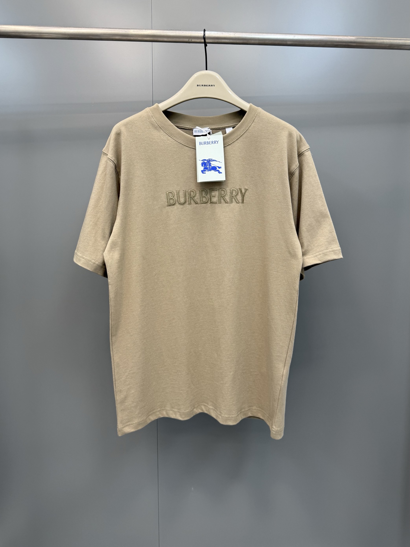 NO:818413,Burberry round-neck T-shirt is made of medium-thick plain cotton fabric and presents a casual fit. It is embellished with a three-dimensional brand logo and integrated with tonal embroidery decoration. – Ribbed knitted neckline!  ,Burberry-clothing,burberry,tees,t-shirt,19860909巴宝莉圆领T恤衫,选用中厚平织棉面料打造,呈现休闲版型.点缀立体品牌徽标,融入同色系刺绣装饰. – 罗纹针织领口！,博柏利-服装,burberry,tees，t-shirt,,Women's clothing