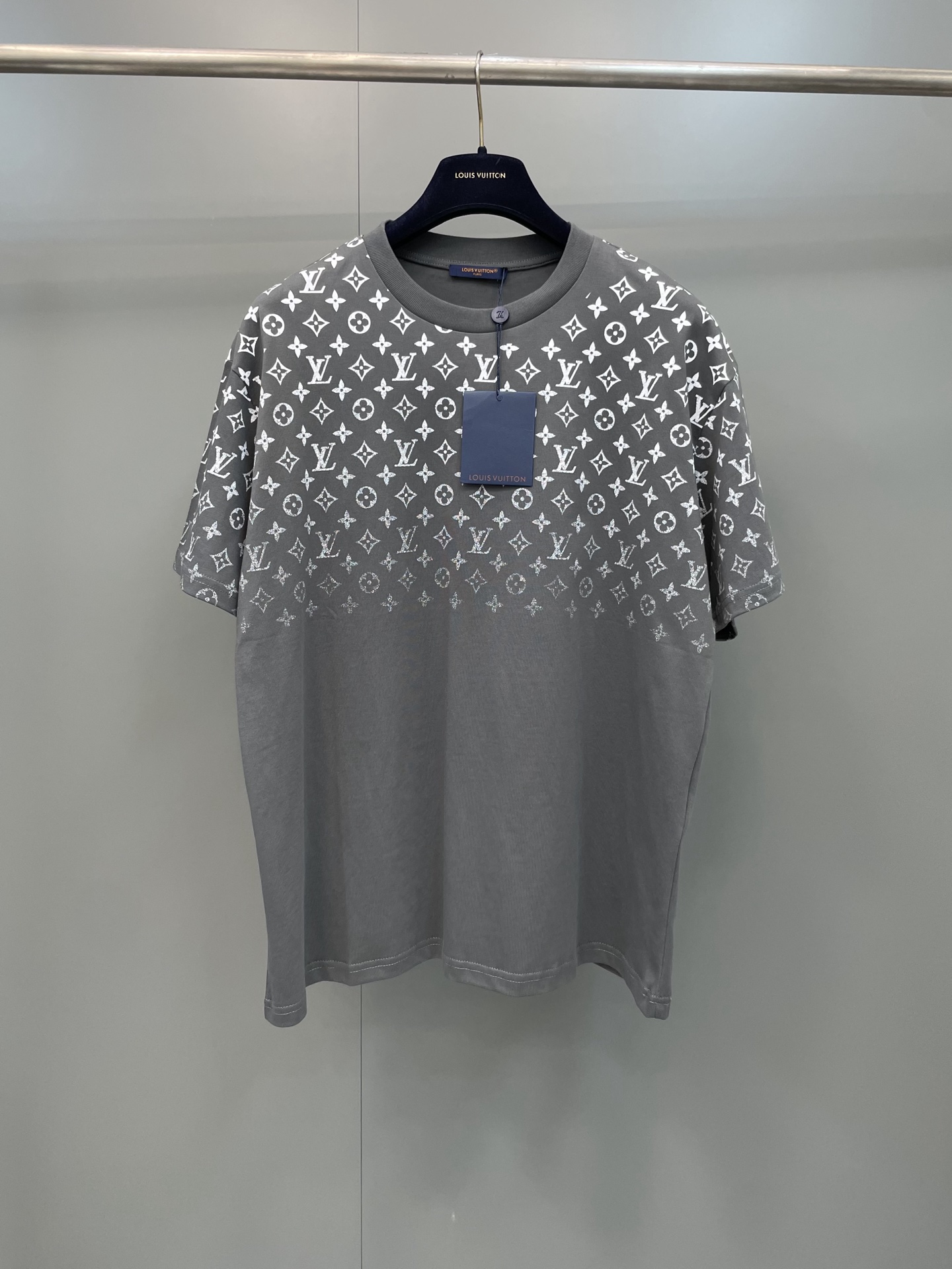 NO:822175,Full code returned to Lvjia 26ss full-print gradient gray short-sleeve, national special 7800 purchase ZP operation, the printing part first adopts the old permeation process, and then uses imported environmentally friendly glue screen printing composite to create, the gradient effect has been modified and restored many times, and the details are perfect. Customized ultra-glossy hanging hardware, restoration degree 99, distinguishes all wrong versions on the market. High version, Louis Vuitton-clothing, louis vuitton, louis vuitton, louis  vuitton,T-shirt,19860909全码回货驴家26ss满印渐变灰色短袖,国专7800购入ZP操作,印花部分先采用的做旧渗透工艺,再采用进口环保胶浆丝网印花复合打造,渐变效果多次修改调色还原,细节完美.订制超光面挂度五金,还原度99,区别市面所有错误版本.高版本,路易威登-服装,louis vuitton,louis vuitton,louis vuitton,T-shirt,,Women's clothing