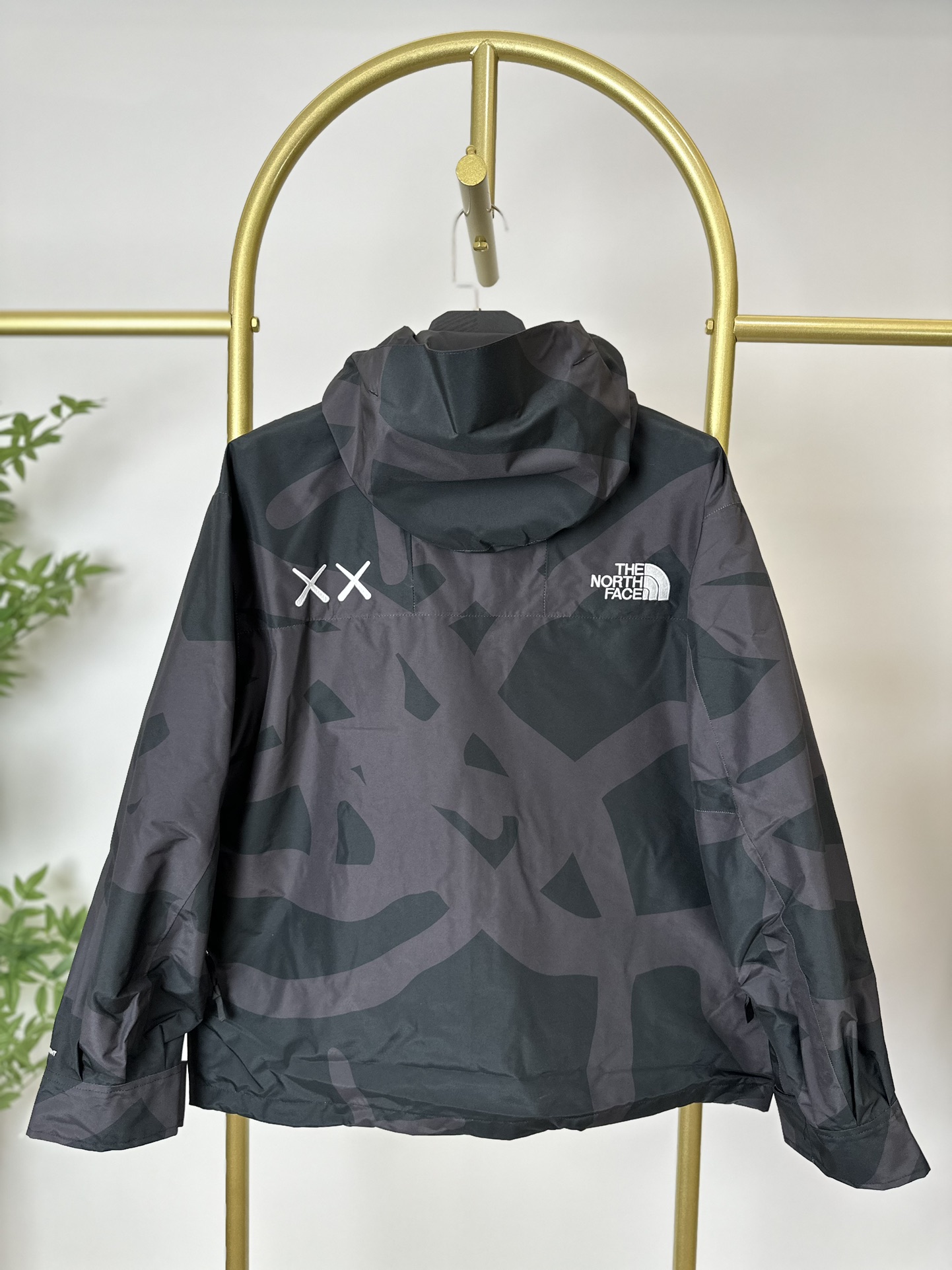 本地 顶级版本热压 THE NORTH FACE/北面 23FW MOUNTAINJACKETGTX 1986冲锋衣-XX联名 带来90年代的功能性风格 美版1990GTX冲锋衣 距离山顶2KM的时候 脱下保暖内胆和背包 向山顶冲刺 所以起名“冲锋衣” 2L双层GORE-TEX面料 面料表层做强度防水 内层已经覆膜 所以到达实现三层防水的效果 使成衣具有防水透气的出色户外效果 领标附加一张以及袖口刺绣证明GORE-TEX面料身份 内衬冲锋衣面料属于功能性面料 防风防水内里设计 上半部分抓绒内里 下半部分尼龙内里 适用温度18°~零下20° 美版为细绒面的棉布内衬塔夫绸和拉绒经编衬里防风面料 质感厚实穿着舒服 薄薄的单层日版单层穿着感会差很远有点像雨衣般 单层的GTX在外观上也会大打折扣容易皱 拼接上幅拉绒面料设计 下幅尼龙面料设计 腋下有通风拉链的设计户外攀登滑雪越野作业时候实现温度自我控制的目的 田岛刺绣工整立体 饱满度立体感以及每个字母的神韵特点 一笔一划工工整整立体效果强烈 正面+背面+肘部贴片和袖口上的标志性色块和织物阻挡提供了高可见度和增加的耐用性