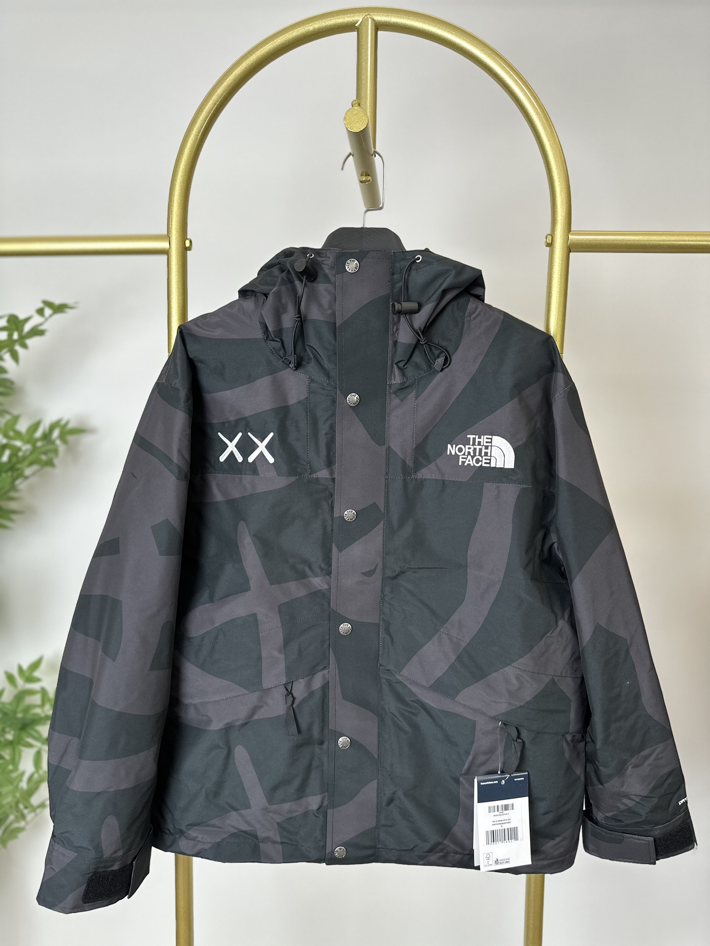 本地 顶级版本热压 THE NORTH FACE/北面 23FW MOUNTAINJACKETGTX 1986冲锋衣-XX联名 带来90年代的功能性风格 美版1990GTX冲锋衣 距离山顶2KM的时候 脱下保暖内胆和背包 向山顶冲刺 所以起名“冲锋衣” 2L双层GORE-TEX面料 面料表层做强度防水 内层已经覆膜 所以到达实现三层防水的效果 使成衣具有防水透气的出色户外效果 领标附加一张以及袖口刺绣证明GORE-TEX面料身份 内衬冲锋衣面料属于功能性面料 防风防水内里设计 上半部分抓绒内里 下半部分尼龙内里 适用温度18°~零下20° 美版为细绒面的棉布内衬塔夫绸和拉绒经编衬里防风面料 质感厚实穿着舒服 薄薄的单层日版单层穿着感会差很远有点像雨衣般 单层的GTX在外观上也会大打折扣容易皱 拼接上幅拉绒面料设计 下幅尼龙面料设计 腋下有通风拉链的设计户外攀登滑雪越野作业时候实现温度自我控制的目的 田岛刺绣工整立体 饱满度立体感以及每个字母的神韵特点 一笔一划工工整整立体效果强烈 正面+背面+肘部贴片和袖口上的标志性色块和织物阻挡提供了高可见度和增加的耐用性