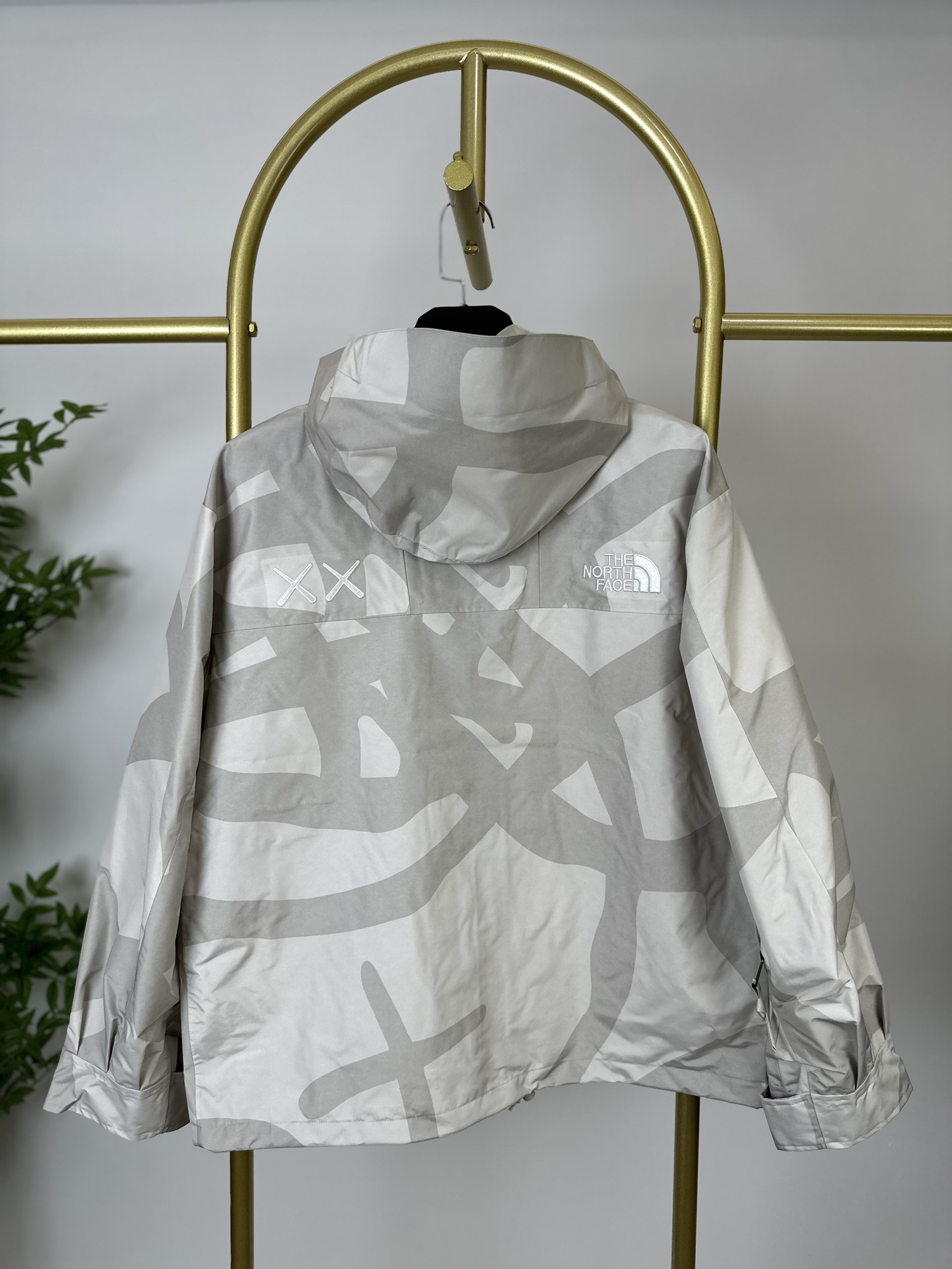 本地() 顶级版本热压 THE NORTH FACE/北面 23FW MOUNTAINJACKETGTX 1986冲锋衣-XX联名 带来90年代的功能性风格 美版1990GTX冲锋衣 距离山顶2KM的时候 脱下保暖内胆和背包 向山顶冲刺 所以起名“冲锋衣” 2L双层GORE-TEX面料 面料表层做强度防水 内层已经覆膜 所以到达实现三层防水的效果 使成衣具有防水透气的出色户外效果 领标附加一张以及袖口刺绣证明GORE-TEX面料身份 内衬冲锋衣面料属于功能性面料 防风防水内里设计 上半部分抓绒内里 下半部分尼龙内里 适用温度18°~零下20° 美版为细绒面的棉布内衬塔夫绸和拉绒经编衬里防风面料 质感厚实穿着舒服 薄薄的单层日版单层穿着感会差很远有点像雨衣般 单层的GTX在外观上也会大打折扣容易皱 拼接上幅拉绒面料设计 下幅尼龙面料设计 腋下有通风拉链的设计户外攀登滑雪越野作业时候实现温度自我控制的目的 田岛刺绣工整立体 饱满度立体感以及每个字母的神韵特点 一笔一划工工整整立体效果强烈 正面+背面+肘部贴片和袖口上的标志性色块和织物阻挡提供了高可见度和增加的耐用性