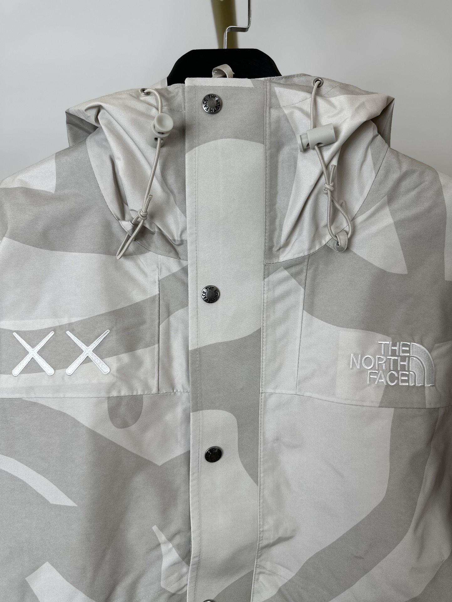 本地() 顶级版本热压 THE NORTH FACE/北面 23FW MOUNTAINJACKETGTX 1986冲锋衣-XX联名 带来90年代的功能性风格 美版1990GTX冲锋衣 距离山顶2KM的时候 脱下保暖内胆和背包 向山顶冲刺 所以起名“冲锋衣” 2L双层GORE-TEX面料 面料表层做强度防水 内层已经覆膜 所以到达实现三层防水的效果 使成衣具有防水透气的出色户外效果 领标附加一张以及袖口刺绣证明GORE-TEX面料身份 内衬冲锋衣面料属于功能性面料 防风防水内里设计 上半部分抓绒内里 下半部分尼龙内里 适用温度18°~零下20° 美版为细绒面的棉布内衬塔夫绸和拉绒经编衬里防风面料 质感厚实穿着舒服 薄薄的单层日版单层穿着感会差很远有点像雨衣般 单层的GTX在外观上也会大打折扣容易皱 拼接上幅拉绒面料设计 下幅尼龙面料设计 腋下有通风拉链的设计户外攀登滑雪越野作业时候实现温度自我控制的目的 田岛刺绣工整立体 饱满度立体感以及每个字母的神韵特点 一笔一划工工整整立体效果强烈 正面+背面+肘部贴片和袖口上的标志性色块和织物阻挡提供了高可见度和增加的耐用性