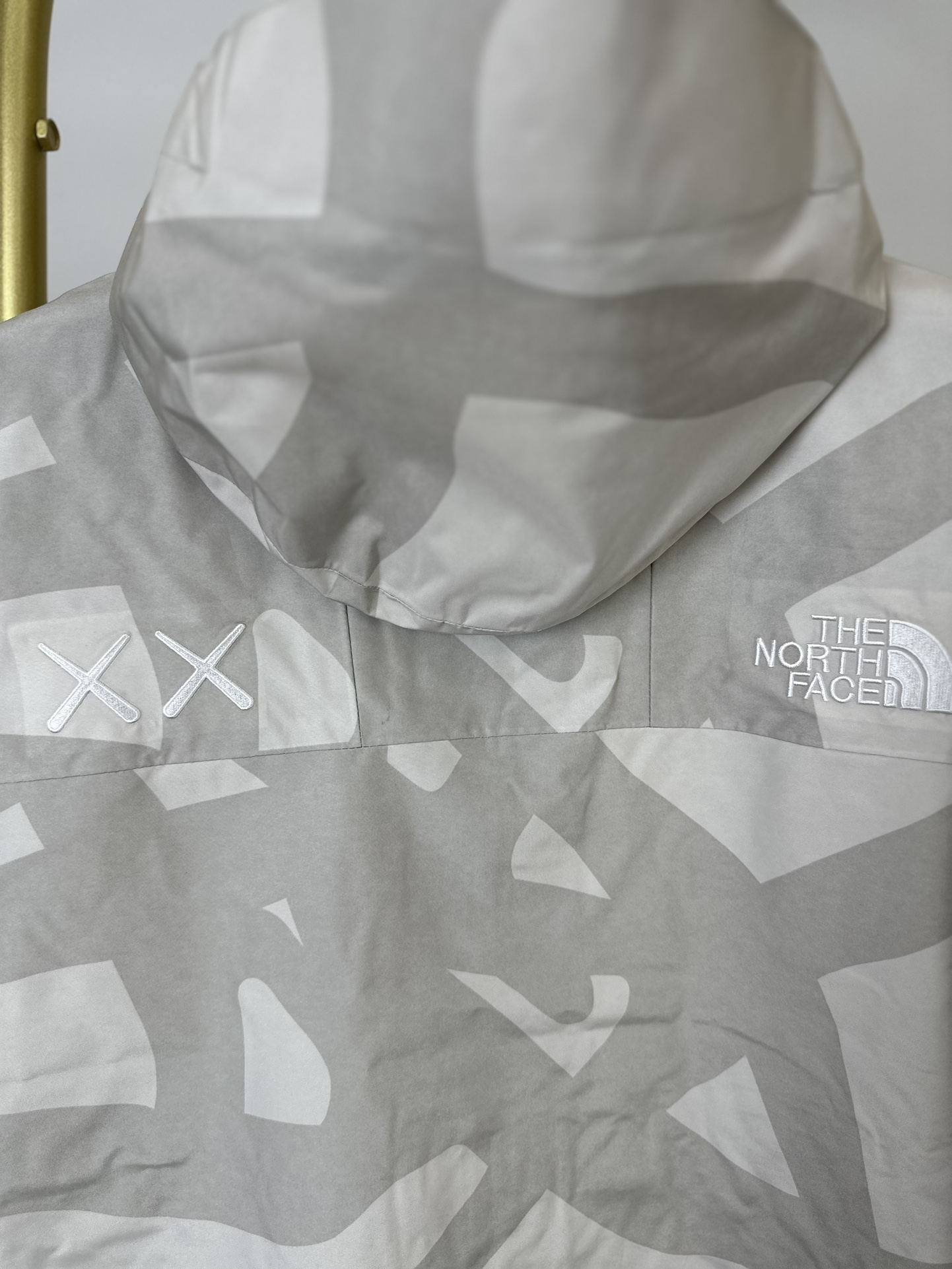 本地() 顶级版本热压 THE NORTH FACE/北面 23FW MOUNTAINJACKETGTX 1986冲锋衣-XX联名 带来90年代的功能性风格 美版1990GTX冲锋衣 距离山顶2KM的时候 脱下保暖内胆和背包 向山顶冲刺 所以起名“冲锋衣” 2L双层GORE-TEX面料 面料表层做强度防水 内层已经覆膜 所以到达实现三层防水的效果 使成衣具有防水透气的出色户外效果 领标附加一张以及袖口刺绣证明GORE-TEX面料身份 内衬冲锋衣面料属于功能性面料 防风防水内里设计 上半部分抓绒内里 下半部分尼龙内里 适用温度18°~零下20° 美版为细绒面的棉布内衬塔夫绸和拉绒经编衬里防风面料 质感厚实穿着舒服 薄薄的单层日版单层穿着感会差很远有点像雨衣般 单层的GTX在外观上也会大打折扣容易皱 拼接上幅拉绒面料设计 下幅尼龙面料设计 腋下有通风拉链的设计户外攀登滑雪越野作业时候实现温度自我控制的目的 田岛刺绣工整立体 饱满度立体感以及每个字母的神韵特点 一笔一划工工整整立体效果强烈 正面+背面+肘部贴片和袖口上的标志性色块和织物阻挡提供了高可见度和增加的耐用性