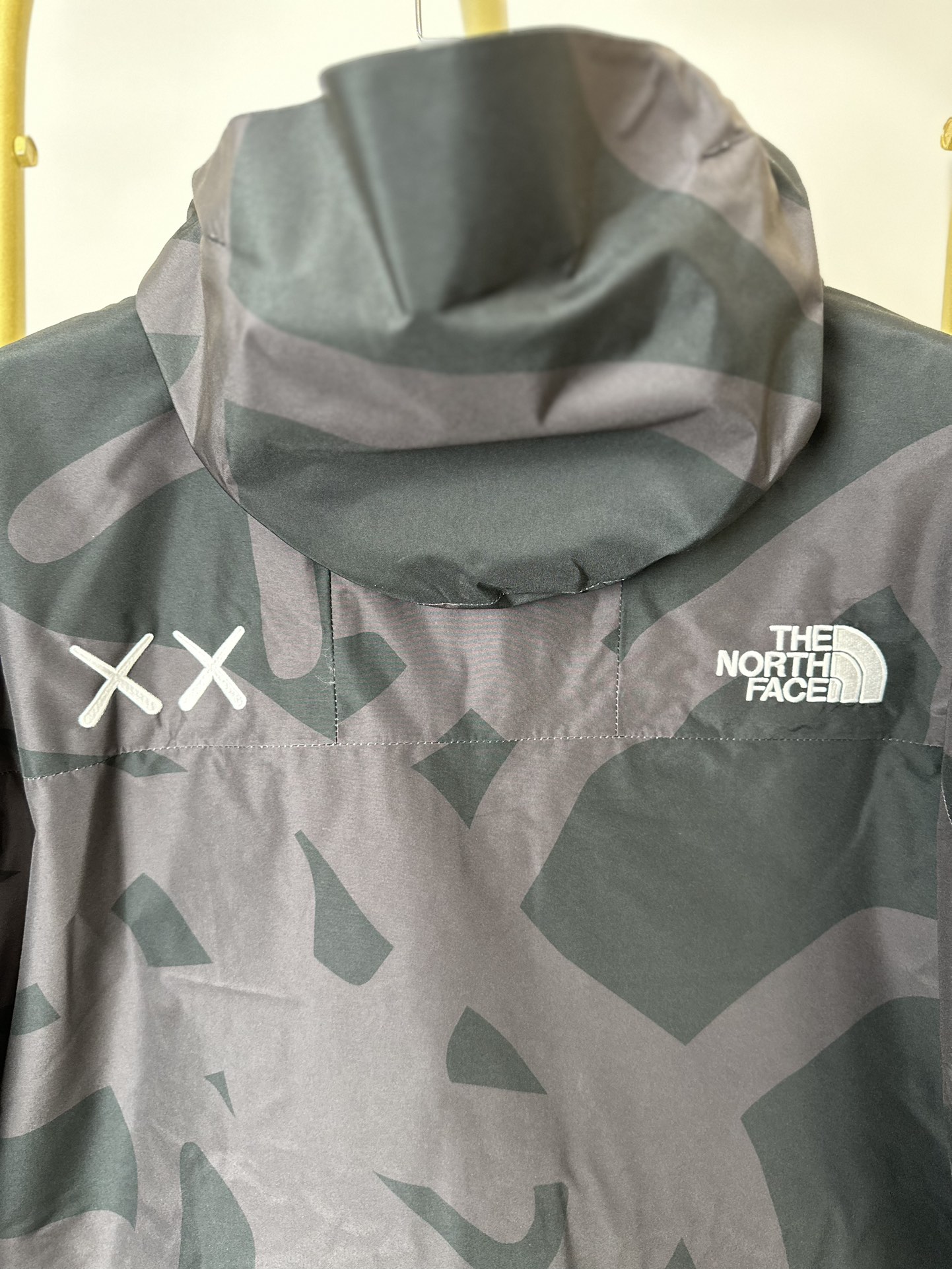 本地 顶级版本热压 THE NORTH FACE/北面 23FW MOUNTAINJACKETGTX 1986冲锋衣-XX联名 带来90年代的功能性风格 美版1990GTX冲锋衣 距离山顶2KM的时候 脱下保暖内胆和背包 向山顶冲刺 所以起名“冲锋衣” 2L双层GORE-TEX面料 面料表层做强度防水 内层已经覆膜 所以到达实现三层防水的效果 使成衣具有防水透气的出色户外效果 领标附加一张以及袖口刺绣证明GORE-TEX面料身份 内衬冲锋衣面料属于功能性面料 防风防水内里设计 上半部分抓绒内里 下半部分尼龙内里 适用温度18°~零下20° 美版为细绒面的棉布内衬塔夫绸和拉绒经编衬里防风面料 质感厚实穿着舒服 薄薄的单层日版单层穿着感会差很远有点像雨衣般 单层的GTX在外观上也会大打折扣容易皱 拼接上幅拉绒面料设计 下幅尼龙面料设计 腋下有通风拉链的设计户外攀登滑雪越野作业时候实现温度自我控制的目的 田岛刺绣工整立体 饱满度立体感以及每个字母的神韵特点 一笔一划工工整整立体效果强烈 正面+背面+肘部贴片和袖口上的标志性色块和织物阻挡提供了高可见度和增加的耐用性