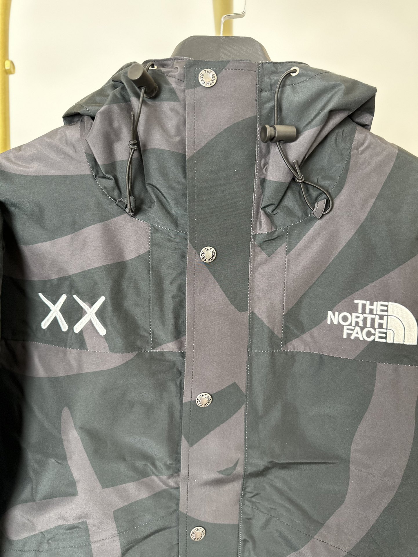 本地 顶级版本热压 THE NORTH FACE/北面 23FW MOUNTAINJACKETGTX 1986冲锋衣-XX联名 带来90年代的功能性风格 美版1990GTX冲锋衣 距离山顶2KM的时候 脱下保暖内胆和背包 向山顶冲刺 所以起名“冲锋衣” 2L双层GORE-TEX面料 面料表层做强度防水 内层已经覆膜 所以到达实现三层防水的效果 使成衣具有防水透气的出色户外效果 领标附加一张以及袖口刺绣证明GORE-TEX面料身份 内衬冲锋衣面料属于功能性面料 防风防水内里设计 上半部分抓绒内里 下半部分尼龙内里 适用温度18°~零下20° 美版为细绒面的棉布内衬塔夫绸和拉绒经编衬里防风面料 质感厚实穿着舒服 薄薄的单层日版单层穿着感会差很远有点像雨衣般 单层的GTX在外观上也会大打折扣容易皱 拼接上幅拉绒面料设计 下幅尼龙面料设计 腋下有通风拉链的设计户外攀登滑雪越野作业时候实现温度自我控制的目的 田岛刺绣工整立体 饱满度立体感以及每个字母的神韵特点 一笔一划工工整整立体效果强烈 正面+背面+肘部贴片和袖口上的标志性色块和织物阻挡提供了高可见度和增加的耐用性