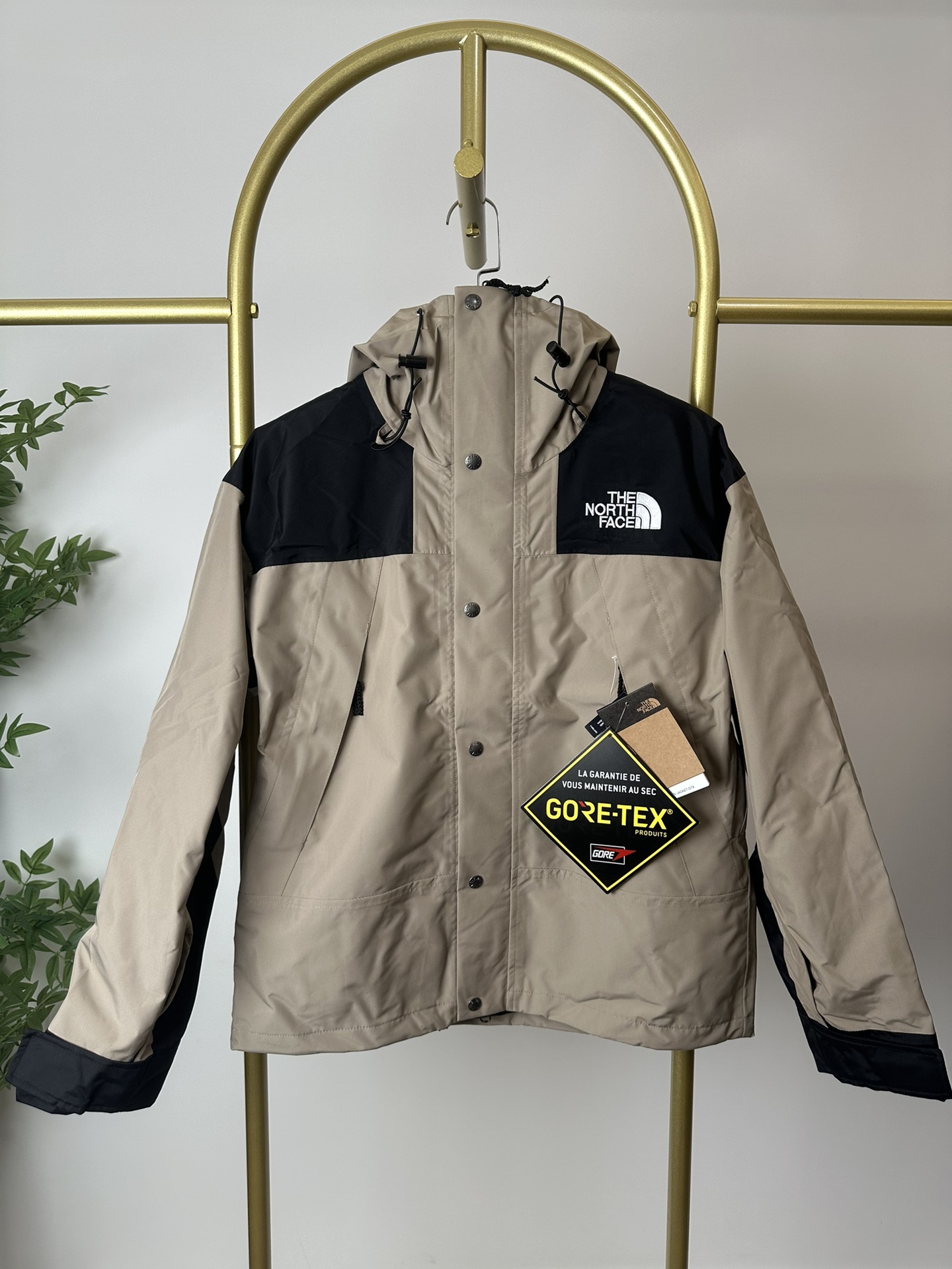 本地() 顶级版本热压THE NORTH FACE/北面 22FW MOUNTAINJACKETGTX 1990冲锋衣(卡其色) 带来90年代的功能性风格 美版1990GTX冲锋衣 距离山顶2KM的时候 脱下保暖内胆和背包 向山顶冲刺 所以起名“冲锋衣” 2L双层GORE-TEX面料 面料表层做强度防水 内层已经覆膜 所以到达实现三层防水的效果 使成衣具有防水透气的出色户外效果 领标附加一张以及袖口刺绣证明GORE-TEX面料身份 内衬冲锋衣面料属于功能性面料 防风防水内里设计 上半部分抓绒内里 下半部分尼龙内里 适用温度18°~零下20° 美版为细绒面的棉布内衬塔夫绸和拉绒经编衬里防风面料 质感厚实穿着舒服 薄薄的单层日版单层穿着感会差很远有点像雨衣般 单层的GTX在外观上也会大打折扣容易皱 拼接上幅拉绒面料设计 下幅尼龙面料设计 腋下有通风拉链的设计户外攀登滑雪越野作业时候实现温度自我控制的目的 田岛刺绣工整立体 饱满度立体感以及每个字母的神韵特点 一笔一划工工整整立体效果强烈 正面+背面+肘部贴片和袖口上的标志性色块和织物阻挡提供了高可见度和增加的耐用性