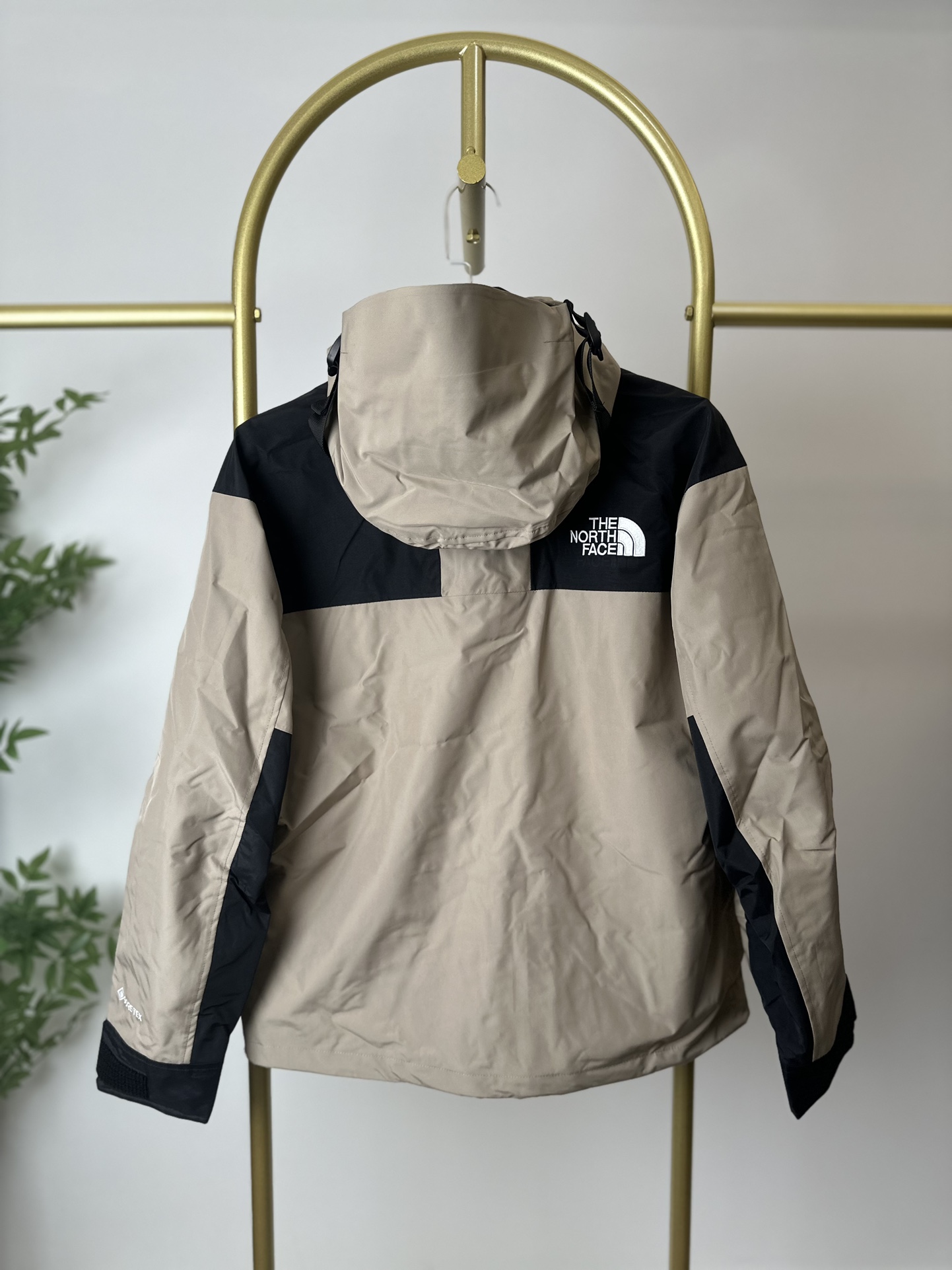 本地() 顶级版本热压THE NORTH FACE/北面 22FW MOUNTAINJACKETGTX 1990冲锋衣(卡其色) 带来90年代的功能性风格 美版1990GTX冲锋衣 距离山顶2KM的时候 脱下保暖内胆和背包 向山顶冲刺 所以起名“冲锋衣” 2L双层GORE-TEX面料 面料表层做强度防水 内层已经覆膜 所以到达实现三层防水的效果 使成衣具有防水透气的出色户外效果 领标附加一张以及袖口刺绣证明GORE-TEX面料身份 内衬冲锋衣面料属于功能性面料 防风防水内里设计 上半部分抓绒内里 下半部分尼龙内里 适用温度18°~零下20° 美版为细绒面的棉布内衬塔夫绸和拉绒经编衬里防风面料 质感厚实穿着舒服 薄薄的单层日版单层穿着感会差很远有点像雨衣般 单层的GTX在外观上也会大打折扣容易皱 拼接上幅拉绒面料设计 下幅尼龙面料设计 腋下有通风拉链的设计户外攀登滑雪越野作业时候实现温度自我控制的目的 田岛刺绣工整立体 饱满度立体感以及每个字母的神韵特点 一笔一划工工整整立体效果强烈 正面+背面+肘部贴片和袖口上的标志性色块和织物阻挡提供了高可见度和增加的耐用性