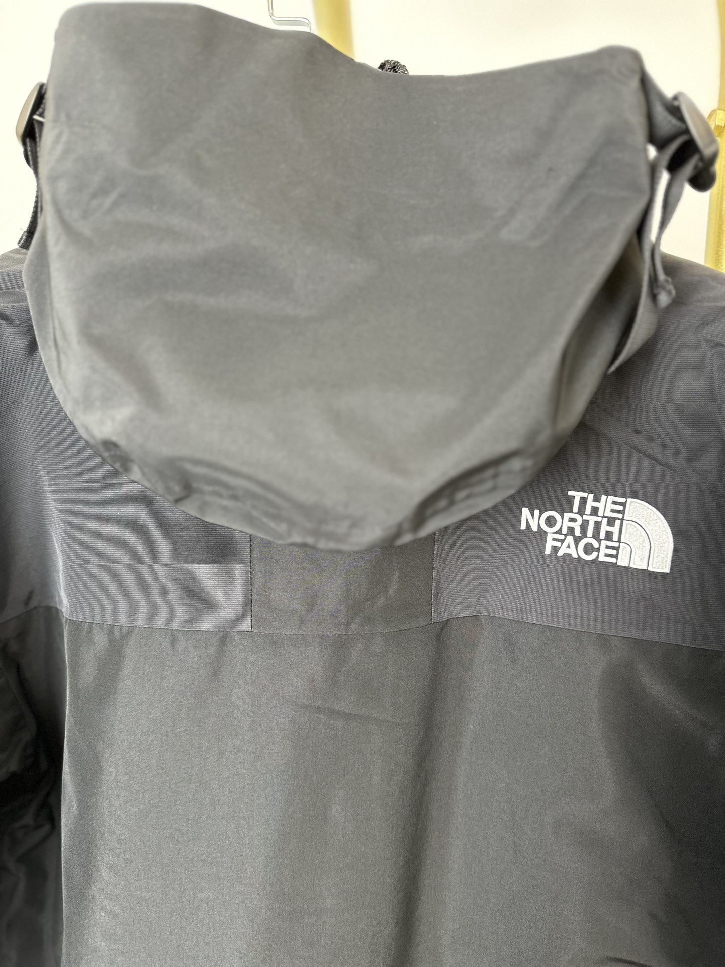 本地() 顶级版本热压THE NORTH FACE/北面 22FW MOUNTAINJACKETGTX 1990冲锋衣(黑色色) 带来90年代的功能性风格 美版1990GTX冲锋衣 距离山顶2KM的时候 脱下保暖内胆和背包 向山顶冲刺 所以起名“冲锋衣” 2L双层GORE-TEX面料 面料表层做强度防水 内层已经覆膜 所以到达实现三层防水的效果 使成衣具有防水透气的出色户外效果 领标附加一张以及袖口刺绣证明GORE-TEX面料身份 内衬冲锋衣面料属于功能性面料 防风防水内里设计 上半部分抓绒内里 下半部分尼龙内里 适用温度18°~零下20° 美版为细绒面的棉布内衬塔夫绸和拉绒经编衬里防风面料 质感厚实穿着舒服 薄薄的单层日版单层穿着感会差很远有点像雨衣般 单层的GTX在外观上也会大打折扣容易皱 拼接上幅拉绒面料设计 下幅尼龙面料设计 腋下有通风拉链的设计户外攀登滑雪越野作业时候实现温度自我控制的目的 田岛刺绣工整立体 饱满度立体感以及每个字母的神韵特点 一笔一划工工整整立体效果强烈 正面+背面+肘部贴片和袖口上的标志性色块和织物阻挡提供了高可见度和增加的耐用性