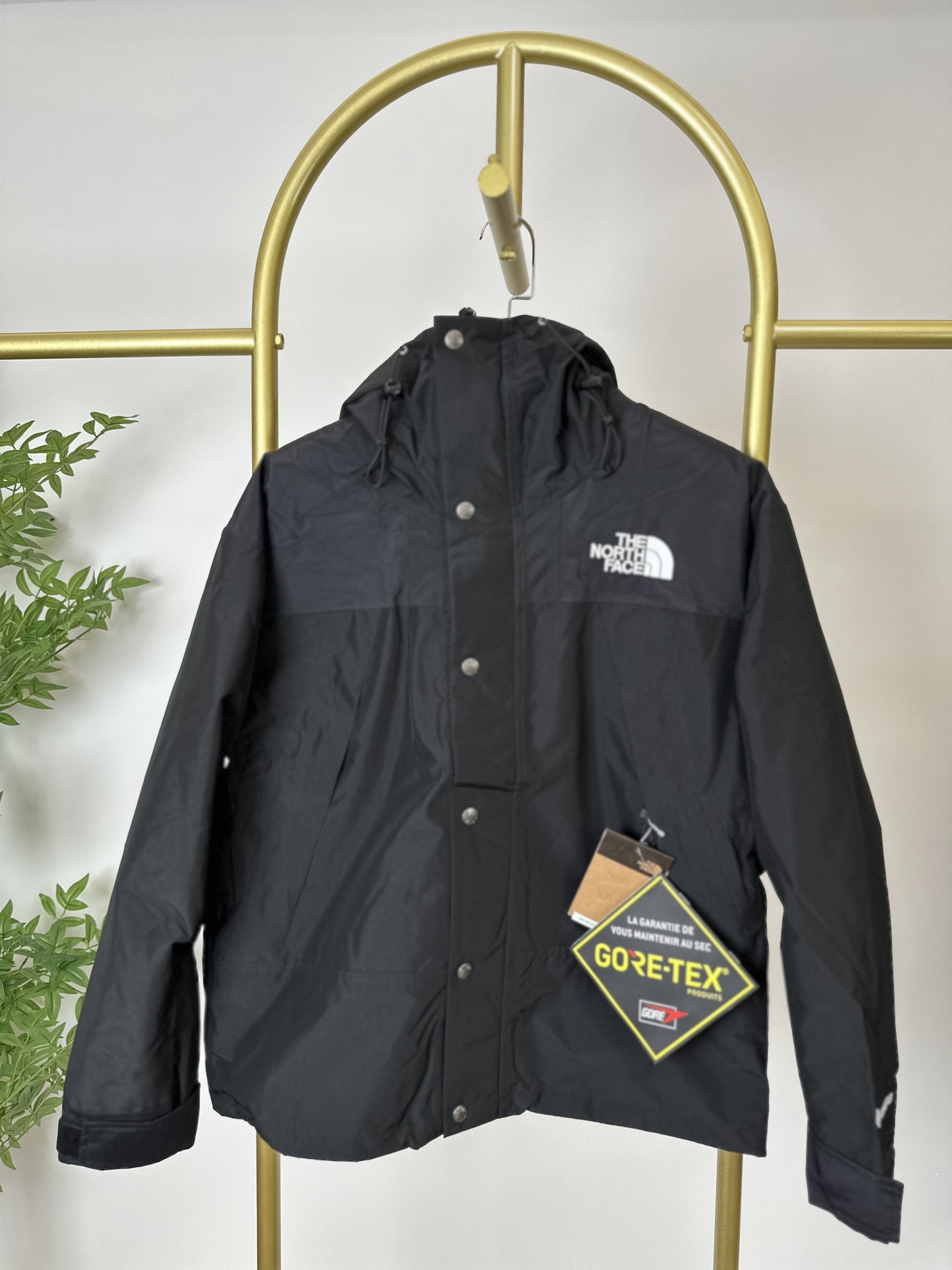 本地() 顶级版本热压THE NORTH FACE/北面 22FW MOUNTAINJACKETGTX 1990冲锋衣(黑色色) 带来90年代的功能性风格 美版1990GTX冲锋衣 距离山顶2KM的时候 脱下保暖内胆和背包 向山顶冲刺 所以起名“冲锋衣” 2L双层GORE-TEX面料 面料表层做强度防水 内层已经覆膜 所以到达实现三层防水的效果 使成衣具有防水透气的出色户外效果 领标附加一张以及袖口刺绣证明GORE-TEX面料身份 内衬冲锋衣面料属于功能性面料 防风防水内里设计 上半部分抓绒内里 下半部分尼龙内里 适用温度18°~零下20° 美版为细绒面的棉布内衬塔夫绸和拉绒经编衬里防风面料 质感厚实穿着舒服 薄薄的单层日版单层穿着感会差很远有点像雨衣般 单层的GTX在外观上也会大打折扣容易皱 拼接上幅拉绒面料设计 下幅尼龙面料设计 腋下有通风拉链的设计户外攀登滑雪越野作业时候实现温度自我控制的目的 田岛刺绣工整立体 饱满度立体感以及每个字母的神韵特点 一笔一划工工整整立体效果强烈 正面+背面+肘部贴片和袖口上的标志性色块和织物阻挡提供了高可见度和增加的耐用性