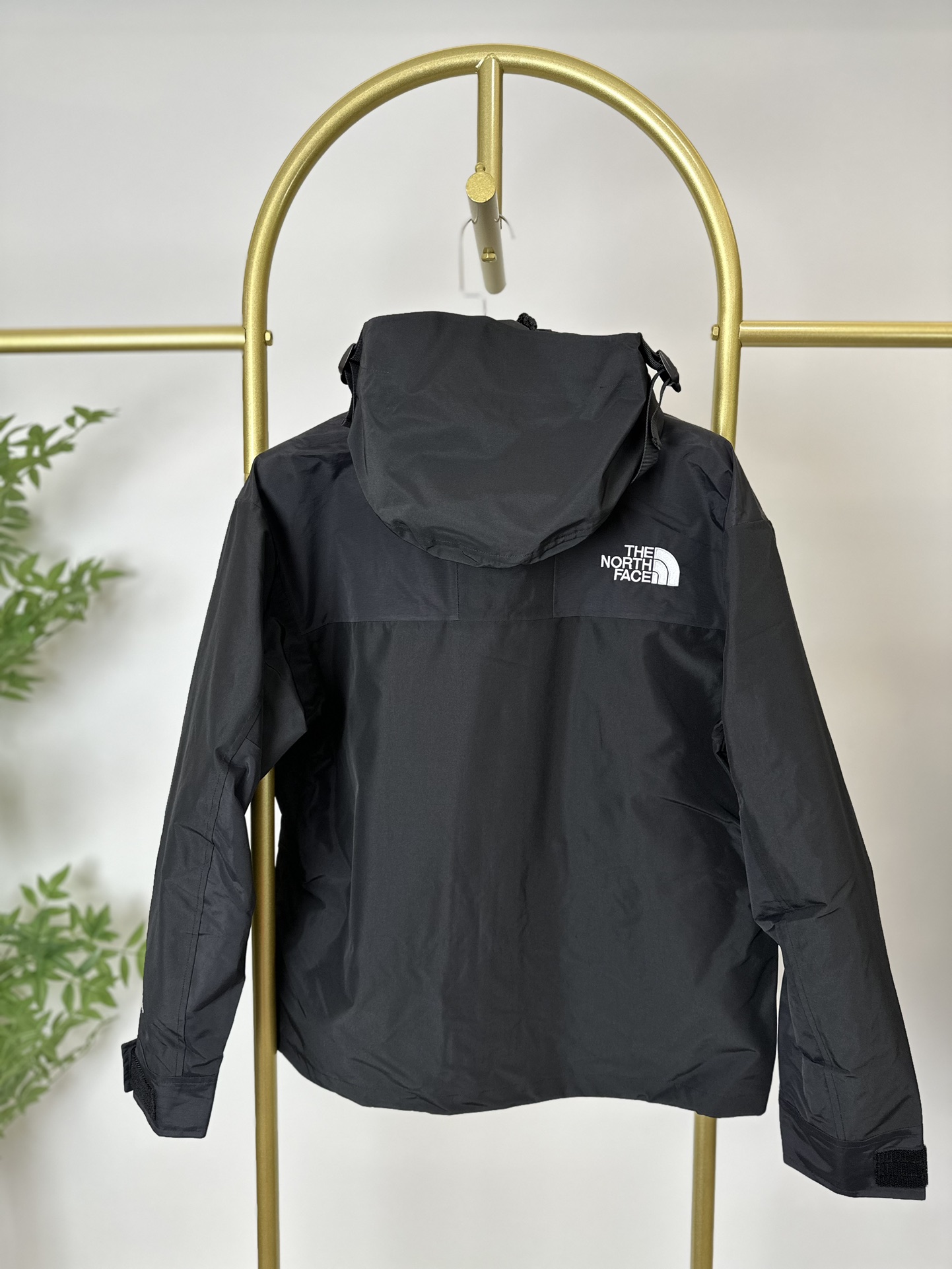本地() 顶级版本热压THE NORTH FACE/北面 22FW MOUNTAINJACKETGTX 1990冲锋衣(黑色色) 带来90年代的功能性风格 美版1990GTX冲锋衣 距离山顶2KM的时候 脱下保暖内胆和背包 向山顶冲刺 所以起名“冲锋衣” 2L双层GORE-TEX面料 面料表层做强度防水 内层已经覆膜 所以到达实现三层防水的效果 使成衣具有防水透气的出色户外效果 领标附加一张以及袖口刺绣证明GORE-TEX面料身份 内衬冲锋衣面料属于功能性面料 防风防水内里设计 上半部分抓绒内里 下半部分尼龙内里 适用温度18°~零下20° 美版为细绒面的棉布内衬塔夫绸和拉绒经编衬里防风面料 质感厚实穿着舒服 薄薄的单层日版单层穿着感会差很远有点像雨衣般 单层的GTX在外观上也会大打折扣容易皱 拼接上幅拉绒面料设计 下幅尼龙面料设计 腋下有通风拉链的设计户外攀登滑雪越野作业时候实现温度自我控制的目的 田岛刺绣工整立体 饱满度立体感以及每个字母的神韵特点 一笔一划工工整整立体效果强烈 正面+背面+肘部贴片和袖口上的标志性色块和织物阻挡提供了高可见度和增加的耐用性