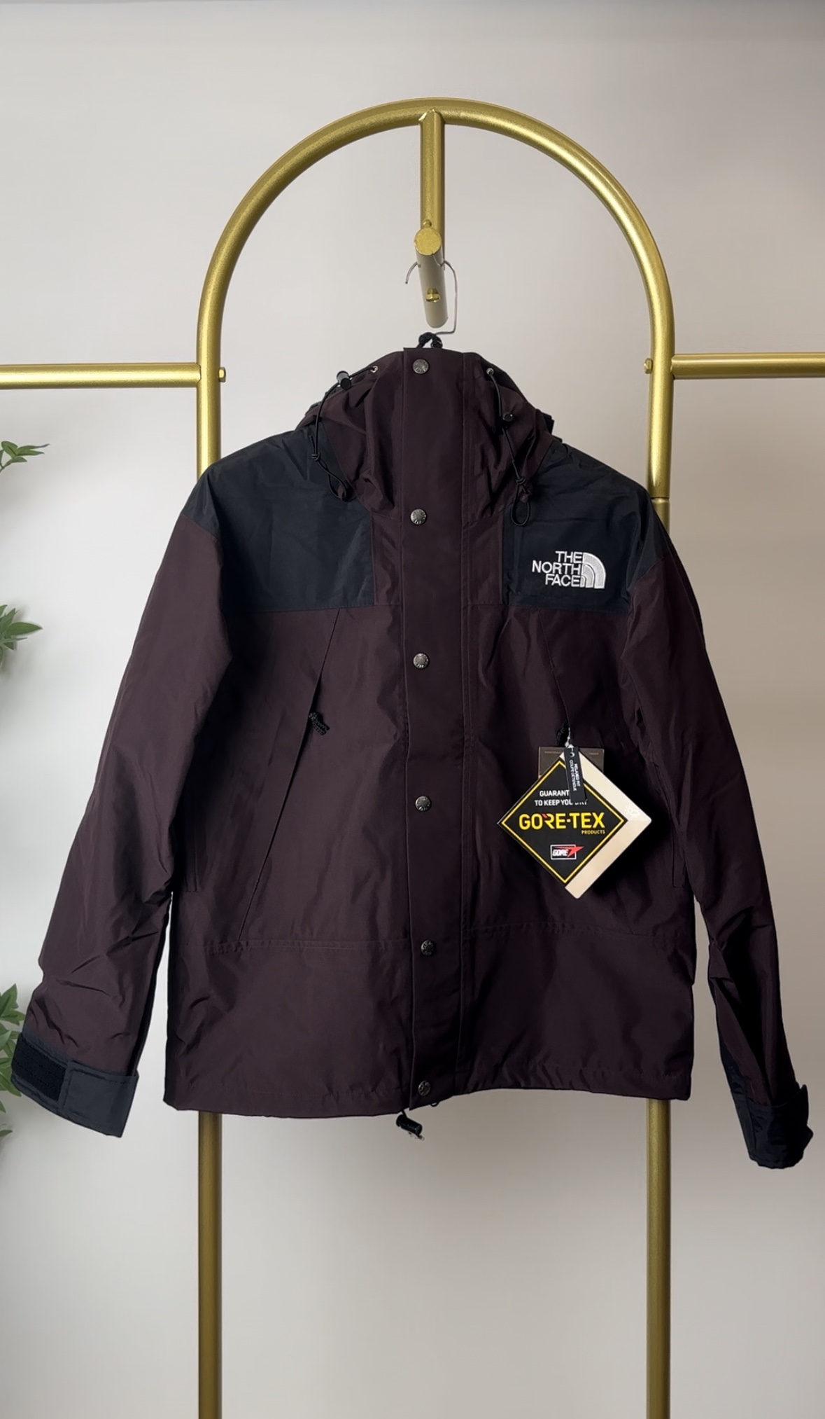 本地 () 顶级版本热压THE NORTH FACE/北面 22FW MOUNTAINJACKETGTX 1990冲锋衣(酒红色) 带来90年代的功能性风格 美版1990GTX冲锋衣 距离山顶2KM的时候 脱下保暖内胆和背包 向山顶冲刺 所以起名“冲锋衣” 2L双层GORE-TEX面料 面料表层做强度防水 内层已经覆膜 所以到达实现三层防水的效果 使成衣具有防水透气的出色户外效果 领标附加一张以及袖口刺绣证明GORE-TEX面料身份 内衬冲锋衣面料属于功能性面料 防风防水内里设计 上半部分抓绒内里 下半部分尼龙内里 适用温度18°~零下20° 美版为细绒面的棉布内衬塔夫绸和拉绒经编衬里防风面料 质感厚实穿着舒服 薄薄的单层日版单层穿着感会差很远有点像雨衣般 单层的GTX在外观上也会大打折扣容易皱 拼接上幅拉绒面料设计 下幅尼龙面料设计 腋下有通风拉链的设计户外攀登滑雪越野作业时候实现温度自我控制的目的 田岛刺绣工整立体 饱满度立体感以及每个字母的神韵特点 一笔一划工工整整立体效果强烈 正面+背面+肘部贴片和袖口上的标志性色块和织物阻挡提供了高可见度和增加的耐用性