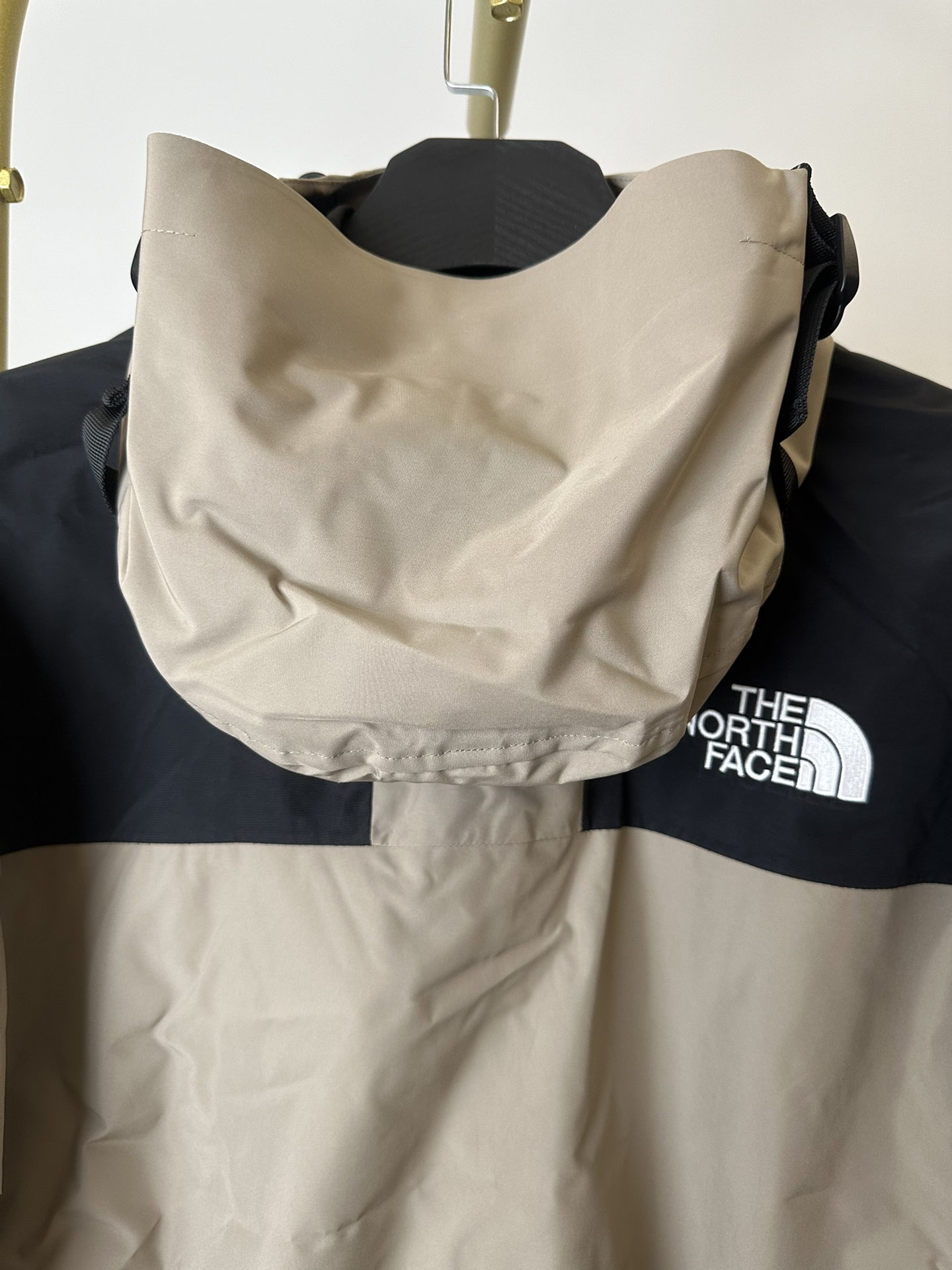 本地() 顶级版本热压THE NORTH FACE/北面 22FW MOUNTAINJACKETGTX 1990冲锋衣(卡其色) 带来90年代的功能性风格 美版1990GTX冲锋衣 距离山顶2KM的时候 脱下保暖内胆和背包 向山顶冲刺 所以起名“冲锋衣” 2L双层GORE-TEX面料 面料表层做强度防水 内层已经覆膜 所以到达实现三层防水的效果 使成衣具有防水透气的出色户外效果 领标附加一张以及袖口刺绣证明GORE-TEX面料身份 内衬冲锋衣面料属于功能性面料 防风防水内里设计 上半部分抓绒内里 下半部分尼龙内里 适用温度18°~零下20° 美版为细绒面的棉布内衬塔夫绸和拉绒经编衬里防风面料 质感厚实穿着舒服 薄薄的单层日版单层穿着感会差很远有点像雨衣般 单层的GTX在外观上也会大打折扣容易皱 拼接上幅拉绒面料设计 下幅尼龙面料设计 腋下有通风拉链的设计户外攀登滑雪越野作业时候实现温度自我控制的目的 田岛刺绣工整立体 饱满度立体感以及每个字母的神韵特点 一笔一划工工整整立体效果强烈 正面+背面+肘部贴片和袖口上的标志性色块和织物阻挡提供了高可见度和增加的耐用性