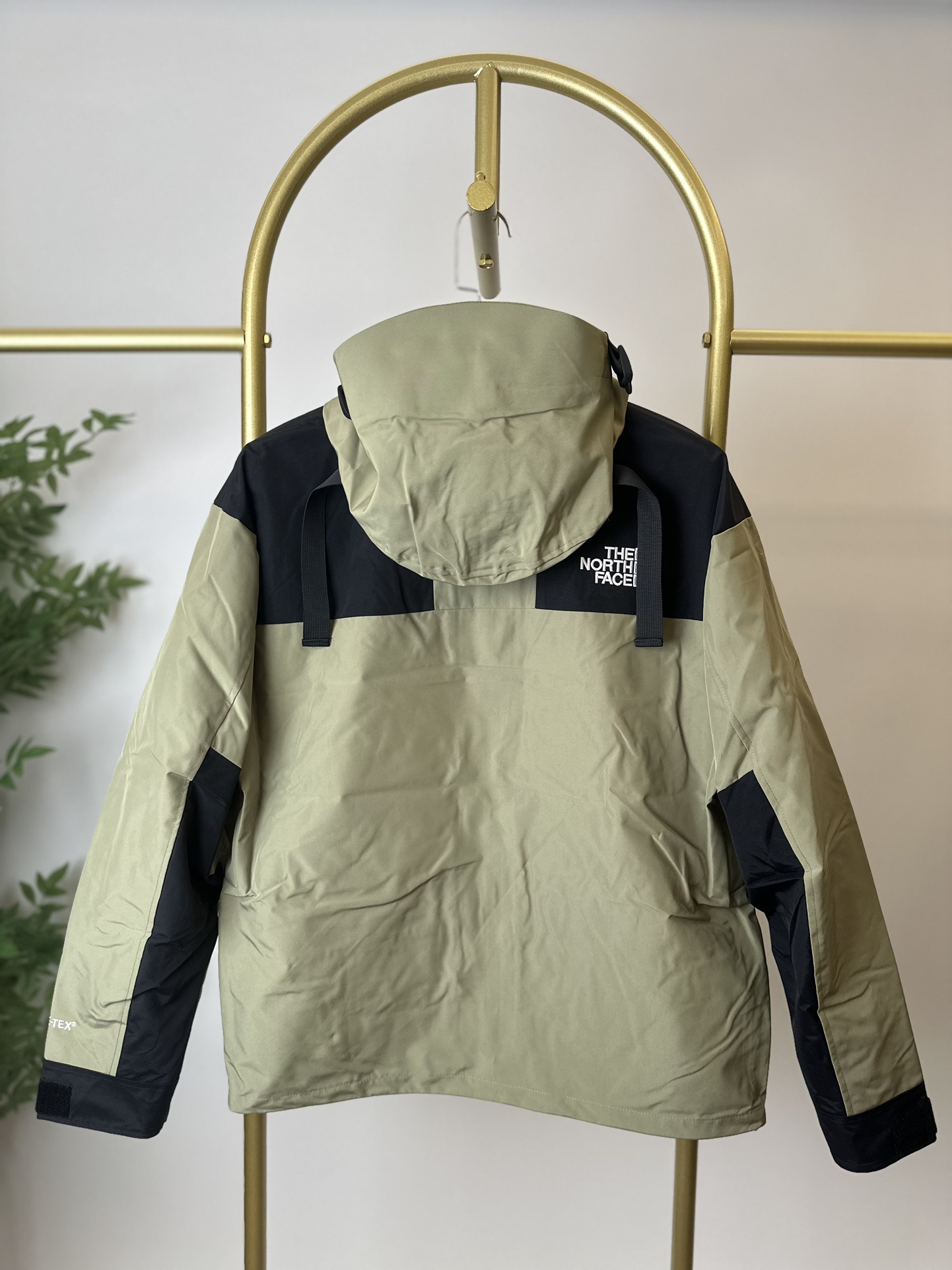 本地 () THE NORTH FACE/北面 22FW MOUNTAINJACKETGTX 1990冲锋衣(豆绿色) 带来90年代的功能性风格 美版1990GTX冲锋衣 距离山顶2KM的时候 脱下保暖内胆和背包 向山顶冲刺 所以起名“冲锋衣” 2L双层GORE-TEX面料 面料表层做强度防水 内层已经覆膜 所以到达实现三层防水的效果 使成衣具有防水透气的出色户外效果 领标附加一张以及袖口刺绣证明GORE-TEX面料身份 内衬冲锋衣面料属于功能性面料 防风防水内里设计 上半部分抓绒内里 下半部分尼龙内里 适用温度18°~零下20° 美版为细绒面的棉布内衬塔夫绸和拉绒经编衬里防风面料 质感厚实穿着舒服 薄薄的单层日版单层穿着感会差很远有点像雨衣般 单层的GTX在外观上也会大打折扣容易皱 拼接上幅拉绒面料设计 下幅尼龙面料设计 腋下有通风拉链的设计户外攀登滑雪越野作业时候实现温度自我控制的目的 田岛刺绣工整立体 饱满度立体感以及每个字母的神韵特点 一笔一划工工整整立体效果强烈 正面+背面+肘部贴片和袖口上的标志性色块和织物阻挡提供了高可见度和增加的耐用性