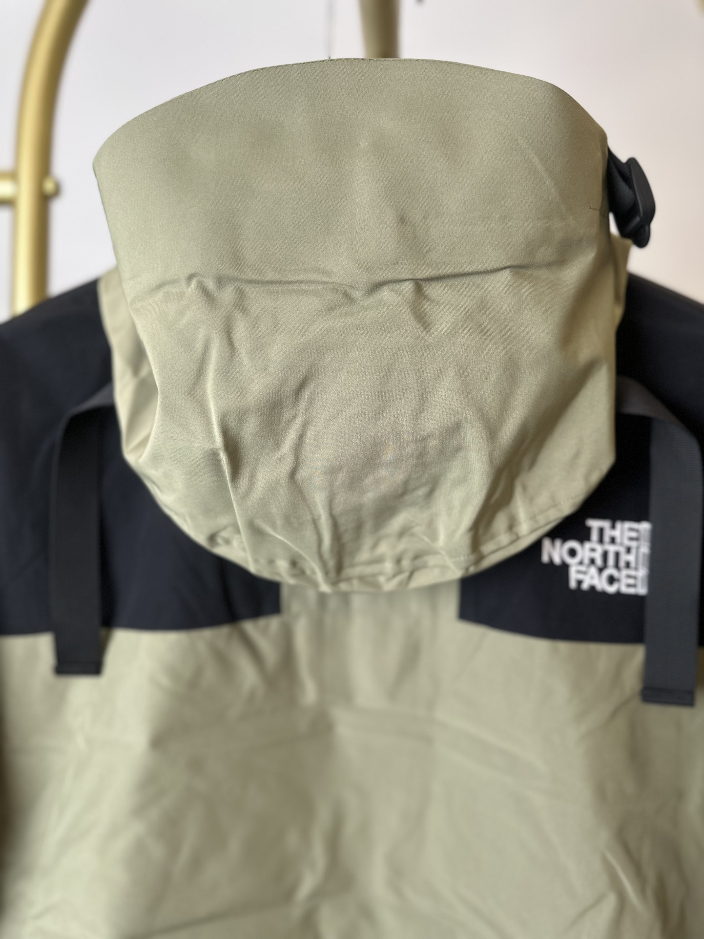 本地 () THE NORTH FACE/北面 22FW MOUNTAINJACKETGTX 1990冲锋衣(豆绿色) 带来90年代的功能性风格 美版1990GTX冲锋衣 距离山顶2KM的时候 脱下保暖内胆和背包 向山顶冲刺 所以起名“冲锋衣” 2L双层GORE-TEX面料 面料表层做强度防水 内层已经覆膜 所以到达实现三层防水的效果 使成衣具有防水透气的出色户外效果 领标附加一张以及袖口刺绣证明GORE-TEX面料身份 内衬冲锋衣面料属于功能性面料 防风防水内里设计 上半部分抓绒内里 下半部分尼龙内里 适用温度18°~零下20° 美版为细绒面的棉布内衬塔夫绸和拉绒经编衬里防风面料 质感厚实穿着舒服 薄薄的单层日版单层穿着感会差很远有点像雨衣般 单层的GTX在外观上也会大打折扣容易皱 拼接上幅拉绒面料设计 下幅尼龙面料设计 腋下有通风拉链的设计户外攀登滑雪越野作业时候实现温度自我控制的目的 田岛刺绣工整立体 饱满度立体感以及每个字母的神韵特点 一笔一划工工整整立体效果强烈 正面+背面+肘部贴片和袖口上的标志性色块和织物阻挡提供了高可见度和增加的耐用性