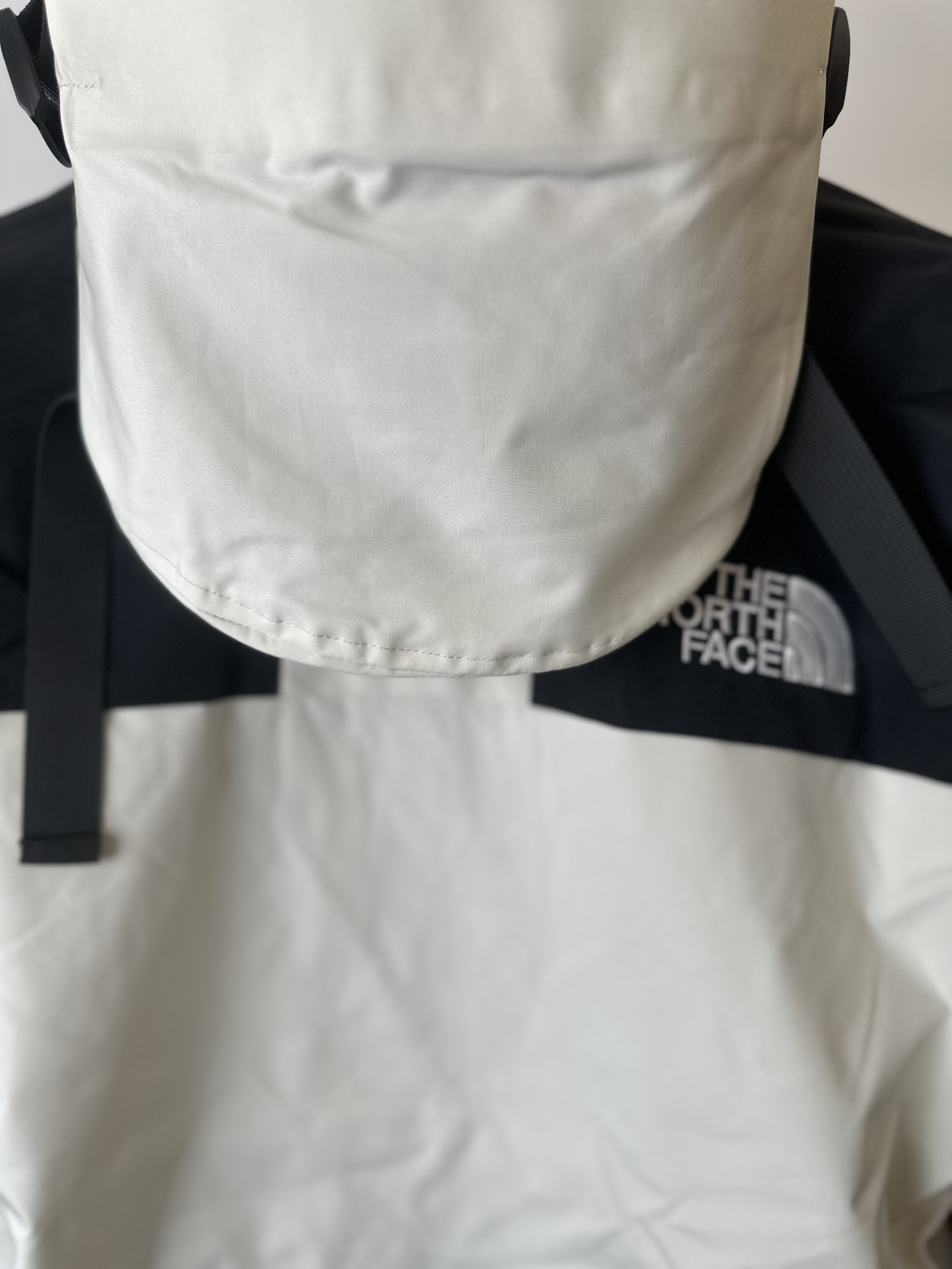 本地() THE NORTH FACE/北面 22FW MOUNTAINJACKETGTX 1990冲锋衣(米白) 带来90年代的功能性风格 美版1990GTX冲锋衣 距离山顶2KM的时候 脱下保暖内胆和背包 向山顶冲刺 所以起名“冲锋衣” 2L双层GORE-TEX面料 面料表层做强度防水 内层已经覆膜 所以到达实现三层防水的效果 使成衣具有防水透气的出色户外效果 领标附加一张以及袖口刺绣证明GORE-TEX面料身份 内衬冲锋衣面料属于功能性面料 防风防水内里设计 上半部分抓绒内里 下半部分尼龙内里 适用温度18°~零下20° 美版为细绒面的棉布内衬塔夫绸和拉绒经编衬里防风面料 质感厚实穿着舒服 薄薄的单层日版单层穿着感会差很远有点像雨衣般 单层的GTX在外观上也会大打折扣容易皱 拼接上幅拉绒面料设计 下幅尼龙面料设计 腋下有通风拉链的设计户外攀登滑雪越野作业时候实现温度自我控制的目的 田岛刺绣工整立体 饱满度立体感以及每个字母的神韵特点 一笔一划工工整整立体效果强烈 正面+背面+肘部贴片和袖口上的标志性色块和织物阻挡提供了高可见度和增加的耐用性