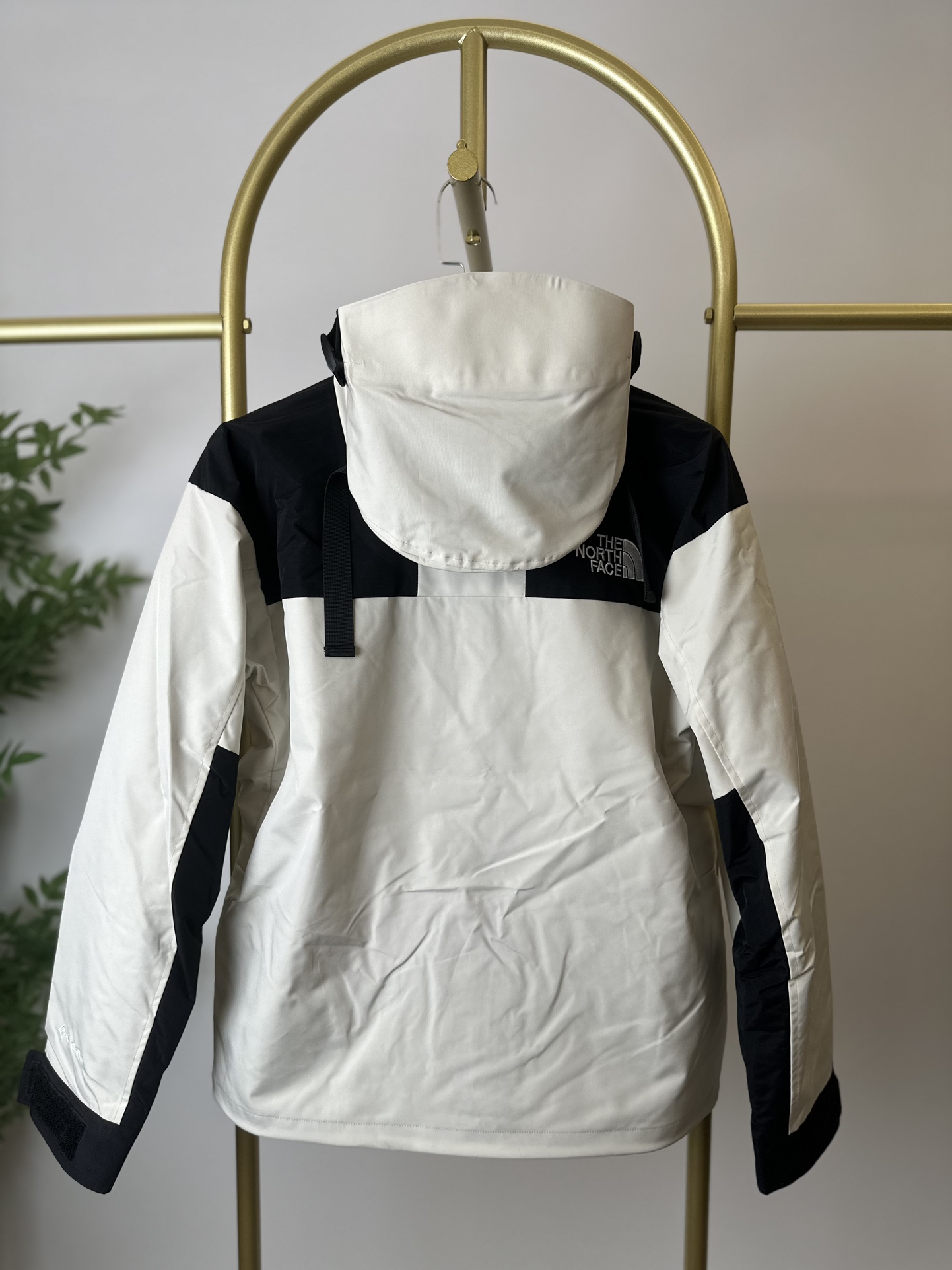 本地() THE NORTH FACE/北面 22FW MOUNTAINJACKETGTX 1990冲锋衣(米白) 带来90年代的功能性风格 美版1990GTX冲锋衣 距离山顶2KM的时候 脱下保暖内胆和背包 向山顶冲刺 所以起名“冲锋衣” 2L双层GORE-TEX面料 面料表层做强度防水 内层已经覆膜 所以到达实现三层防水的效果 使成衣具有防水透气的出色户外效果 领标附加一张以及袖口刺绣证明GORE-TEX面料身份 内衬冲锋衣面料属于功能性面料 防风防水内里设计 上半部分抓绒内里 下半部分尼龙内里 适用温度18°~零下20° 美版为细绒面的棉布内衬塔夫绸和拉绒经编衬里防风面料 质感厚实穿着舒服 薄薄的单层日版单层穿着感会差很远有点像雨衣般 单层的GTX在外观上也会大打折扣容易皱 拼接上幅拉绒面料设计 下幅尼龙面料设计 腋下有通风拉链的设计户外攀登滑雪越野作业时候实现温度自我控制的目的 田岛刺绣工整立体 饱满度立体感以及每个字母的神韵特点 一笔一划工工整整立体效果强烈 正面+背面+肘部贴片和袖口上的标志性色块和织物阻挡提供了高可见度和增加的耐用性