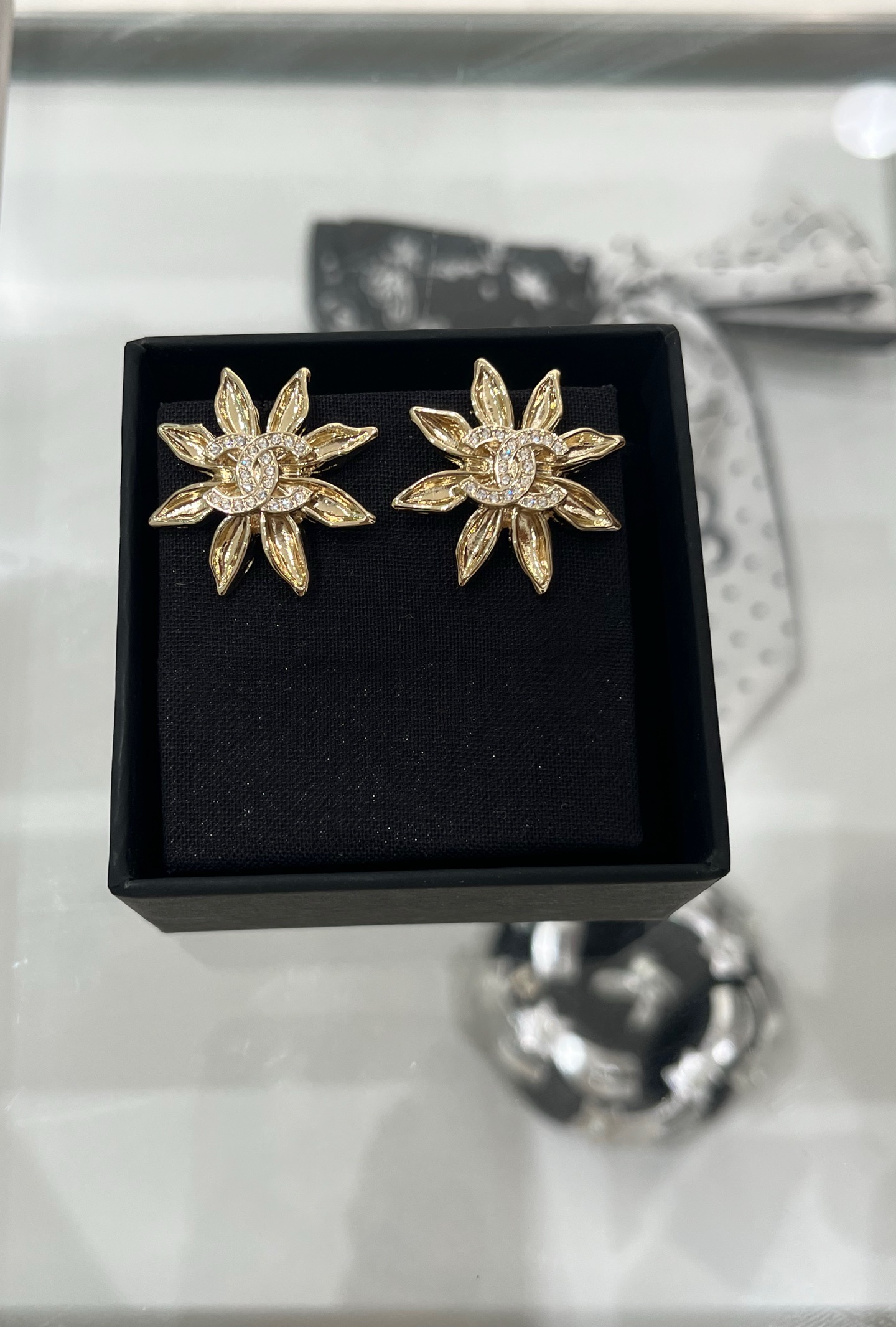 NO:635389,88170, Chanel 25a new product, light golden sunflower sunflower full diamond double C stud earrings, octagonal element flower + full diamond double C design, gentle and full of vitality, clear and smooth petal texture, quality and appearance coexist, the upper ear enhances the sophistication of the overall outfit, fairy spirit~,,chanel,Cardia high-end jewelry1986090988170,Chanel 25a 新品 浅金色向日葵太阳花满钻双c耳钉 八角元素花朵+满钻双c设计 温柔且富有生命力 花瓣纹理清晰流畅 品质与颜值并存 上耳提升整体穿搭精致度 仙气飘飘～,,chanel,卡迪亚高端饰品,Jewelry