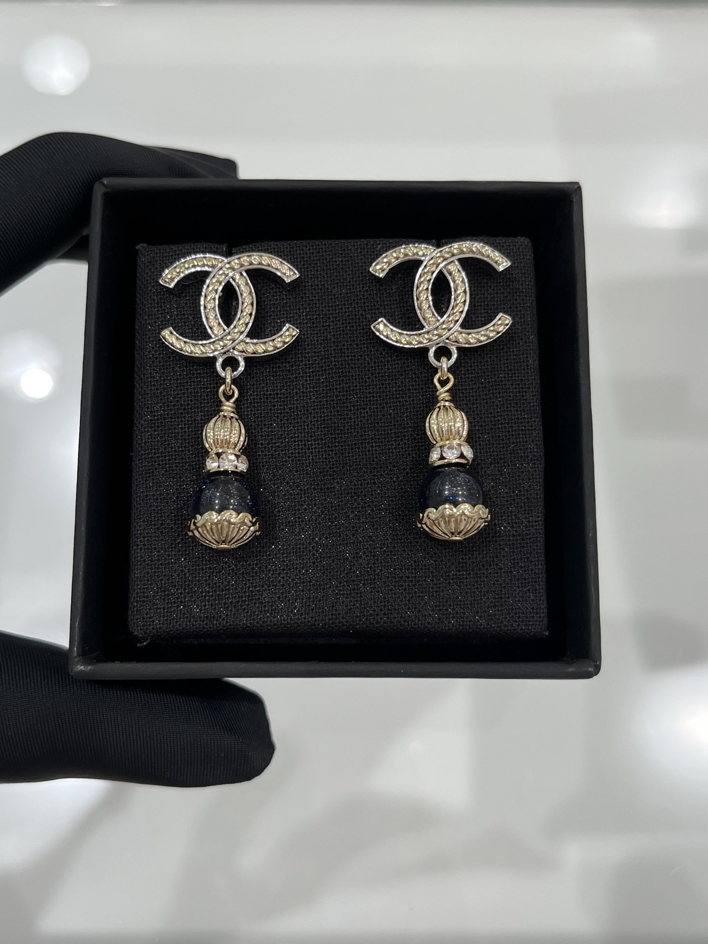 NO:634329,[New product sharing] Chanel 25a new product Gold and silver color-blocked double C hanging golden lantern beads and blue sandstone crystal earrings Gold and silver color-blocked double C + dark blue fine glitter glass beads design Golden petals at the bottom The upper body is like wearing the starry sky in the ears. Noble and unique~,,chanel,earrings,Cardia high-end jewelry19860909【新品分享】 Chanel 25a 新品 金银拼色双c悬挂金色灯笼珠与蓝砂石水晶耳环 金银拼色双c+深蓝色细闪琉璃珠设计 底部金色花瓣点缀 上身像把星空戴在耳畔 贵气又独特～,,chanel,earrings,卡迪亚高端饰品,Jewelry