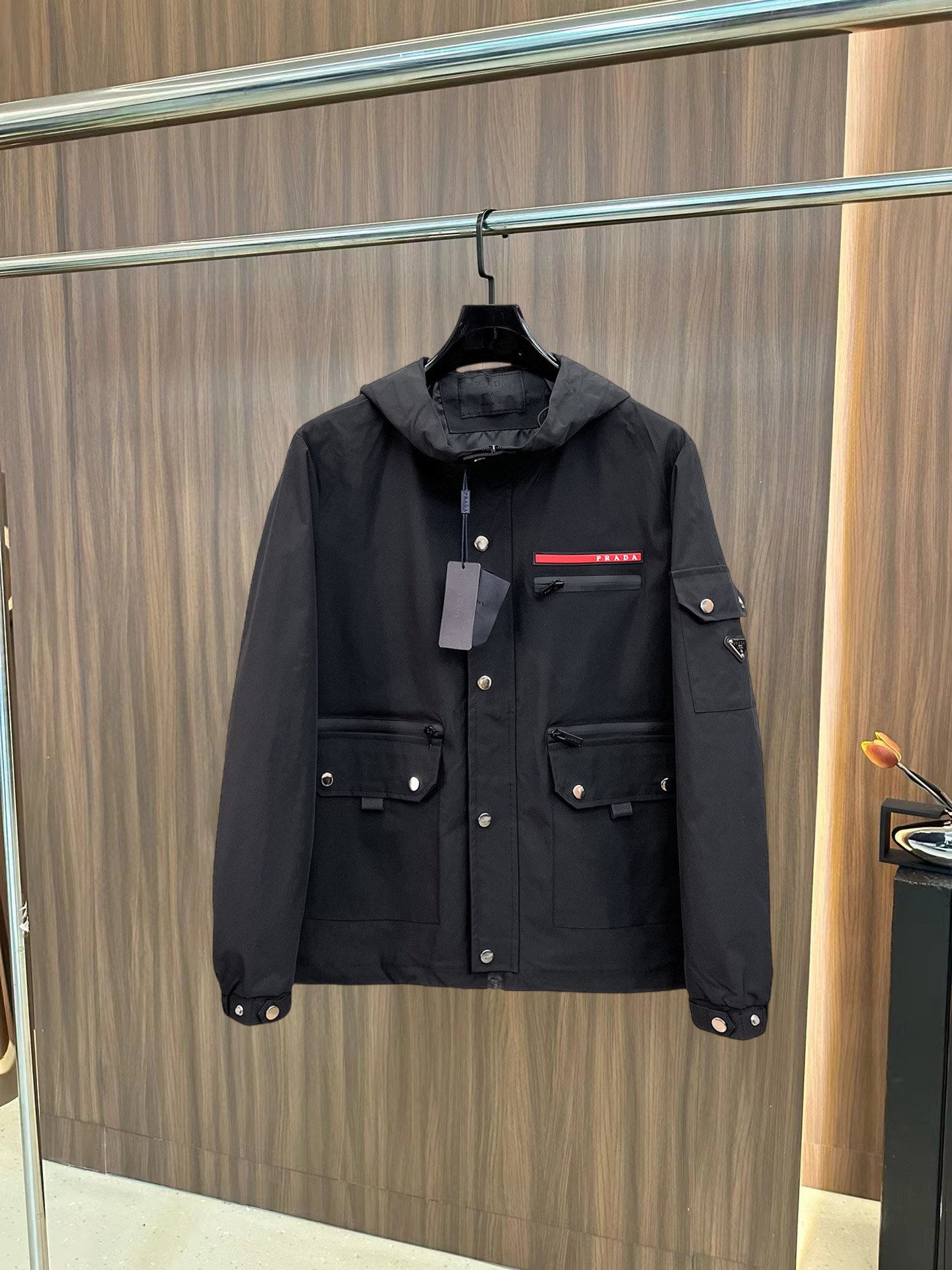 NO:745528,Prada's 2026 spring new jacket, the new product on the show is in perfect condition, comfortable and warm, complete with three labels, full of attractive colors, very outstanding design, easily upgrades the sense of fashion, extremely elegant and rigorous workmanship, neat and meticulous wiring!  A masterpiece from a famous designer!  The upper body does not look bloated and is super handsome!  Available sizes M ~ XXXL,,prada,jackets & coats,jackets & coats,19860909普拉达2026开春新款夹克外套,秀场新品品相非常完美,舒适保暖,三标齐全色泽饱满诱人,非常出彩的设计,轻松将时髦感进阶,做工极为考究严谨,走线工整细致！大牌设计师巨作！上身不显臃肿、超级帅气！现货码数M ～ XXXL,,prada,jackets & coats,jackets & coats,,Men's clothing