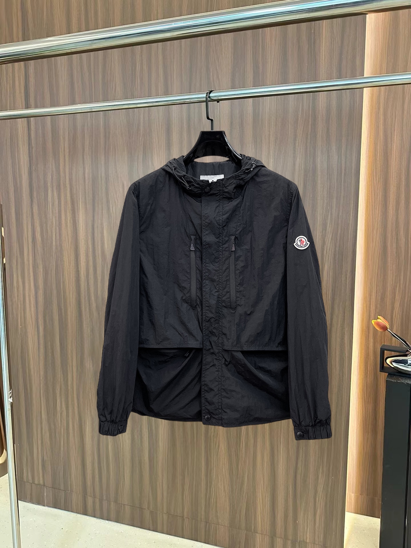 NO:745554,Mengkou's 2026 spring new jacket, the new product on the show is in perfect condition, comfortable and warm, complete with three labels, full and attractive color, very outstanding design, easily upgrades the fashion sense, extremely elegant and rigorous workmanship, neat and meticulous wiring!  A masterpiece from a famous designer!  The upper body does not look bloated and is super handsome!  Available sizes M ~ XXXL,,Moncler,jackets & coats,jackets & coats,19860909蒙口2026开春新款夹克外套,秀场新品品相非常完美,舒适保暖,三标齐全色泽饱满诱人,非常出彩的设计,轻松将时髦感进阶,做工极为考究严谨,走线工整细致！大牌设计师巨作！上身不显臃肿、超级帅气！现货码数M ～ XXXL,,Moncler,jackets & coats,jackets & coats,,Men's clothing