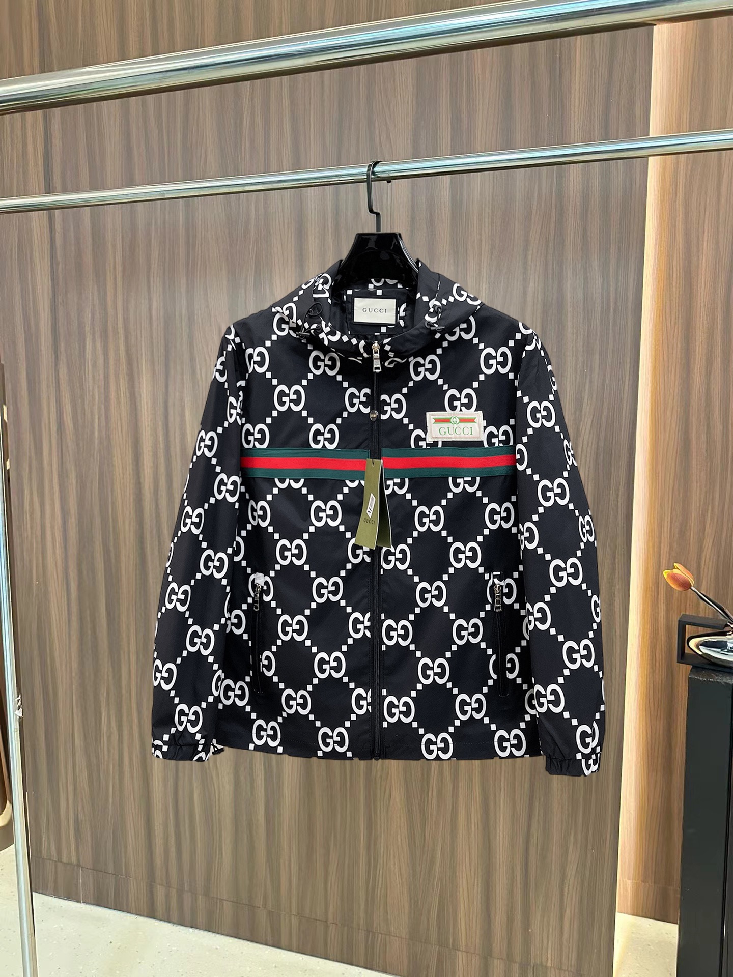 NO:745553,Gucci's 2026 spring new jacket, the new product on the show is in perfect condition, comfortable and warm, complete with three labels, full of attractive colors, very outstanding design, easily upgrades the fashion sense, extremely elegant and rigorous workmanship, neat and meticulous wiring!  A masterpiece from a famous designer!  The upper body does not look bloated and is super handsome!  Available sizes M ~ XXXL,,jackets & coats,jackets & coats,19860909古奇2026开春新款夹克外套,秀场新品品相非常完美,舒适保暖,三标齐全色泽饱满诱人,非常出彩的设计,轻松将时髦感进阶,做工极为考究严谨,走线工整细致！大牌设计师巨作！上身不显臃肿、超级帅气！现货码数M ～ XXXL,,jackets & coats,jackets & coats,,Men's clothing